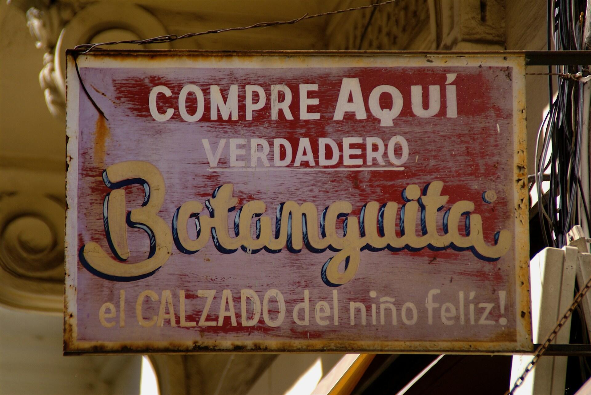 Imagem de uma placa com dizeres em espanhol.