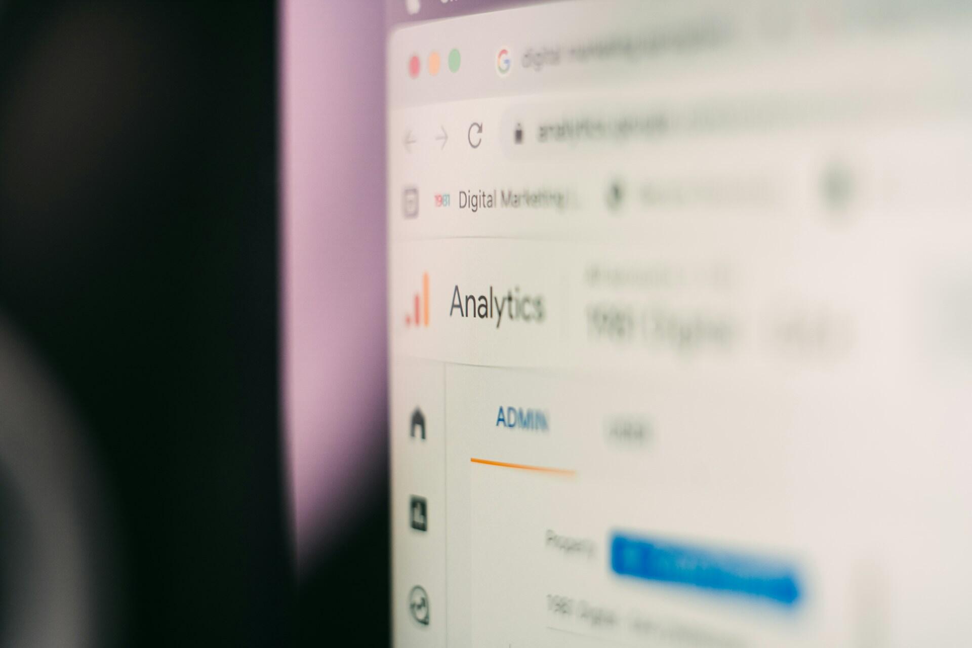 Imagem de uma tela de computador com o Google Analytics sendo exibido.