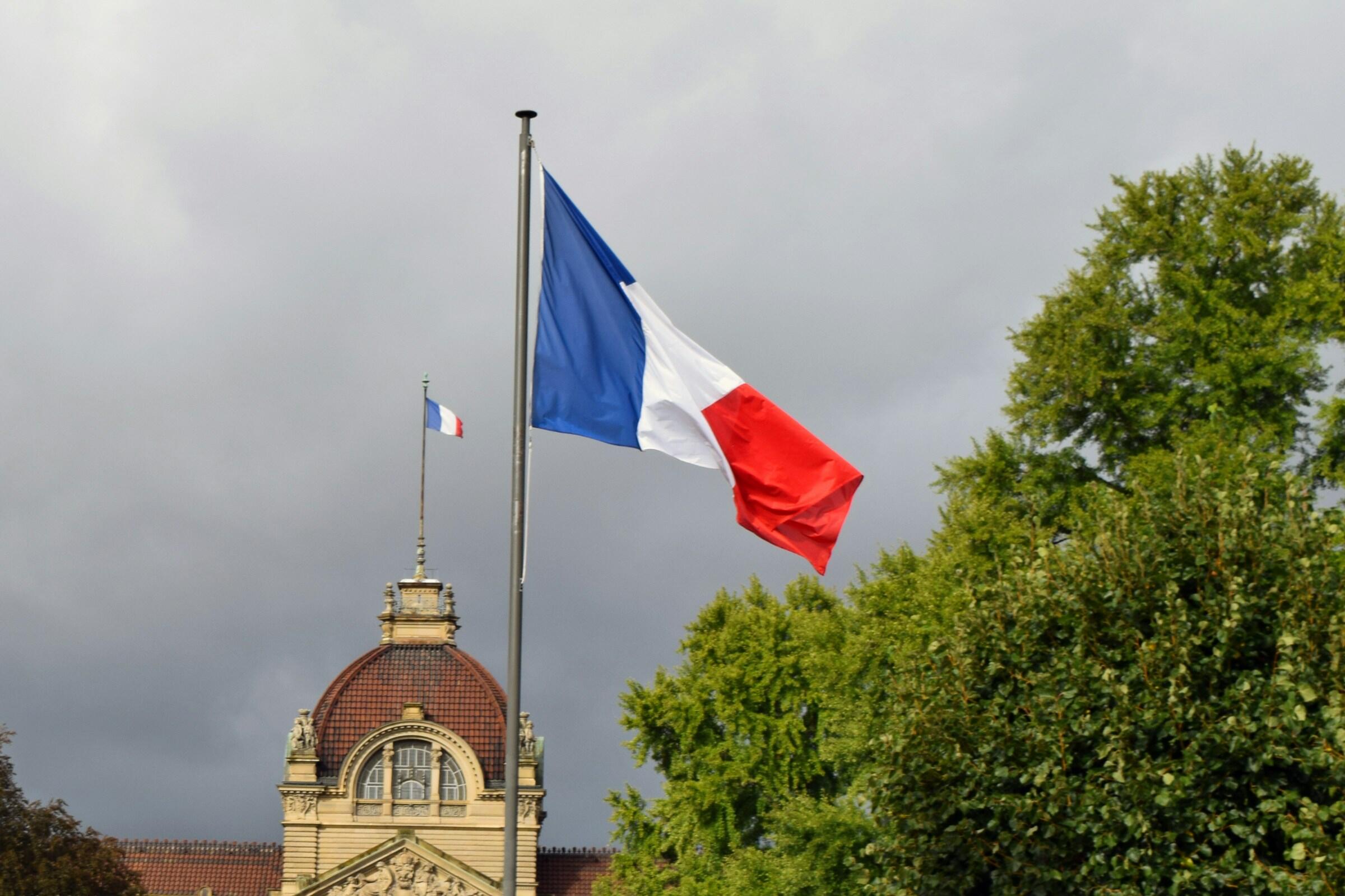 Bandeira da França em cima de monumento.