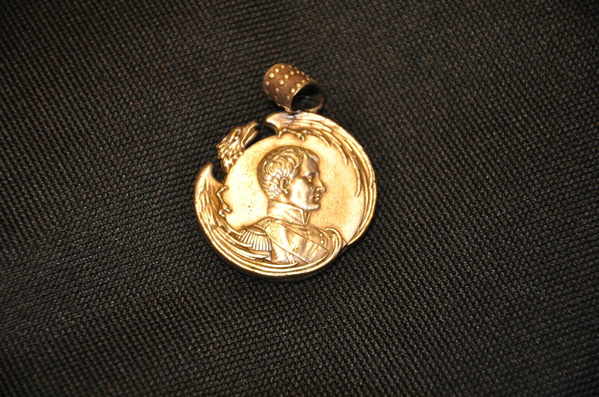 Medalha de ouro com a imagem de Napoleão Bonaparte