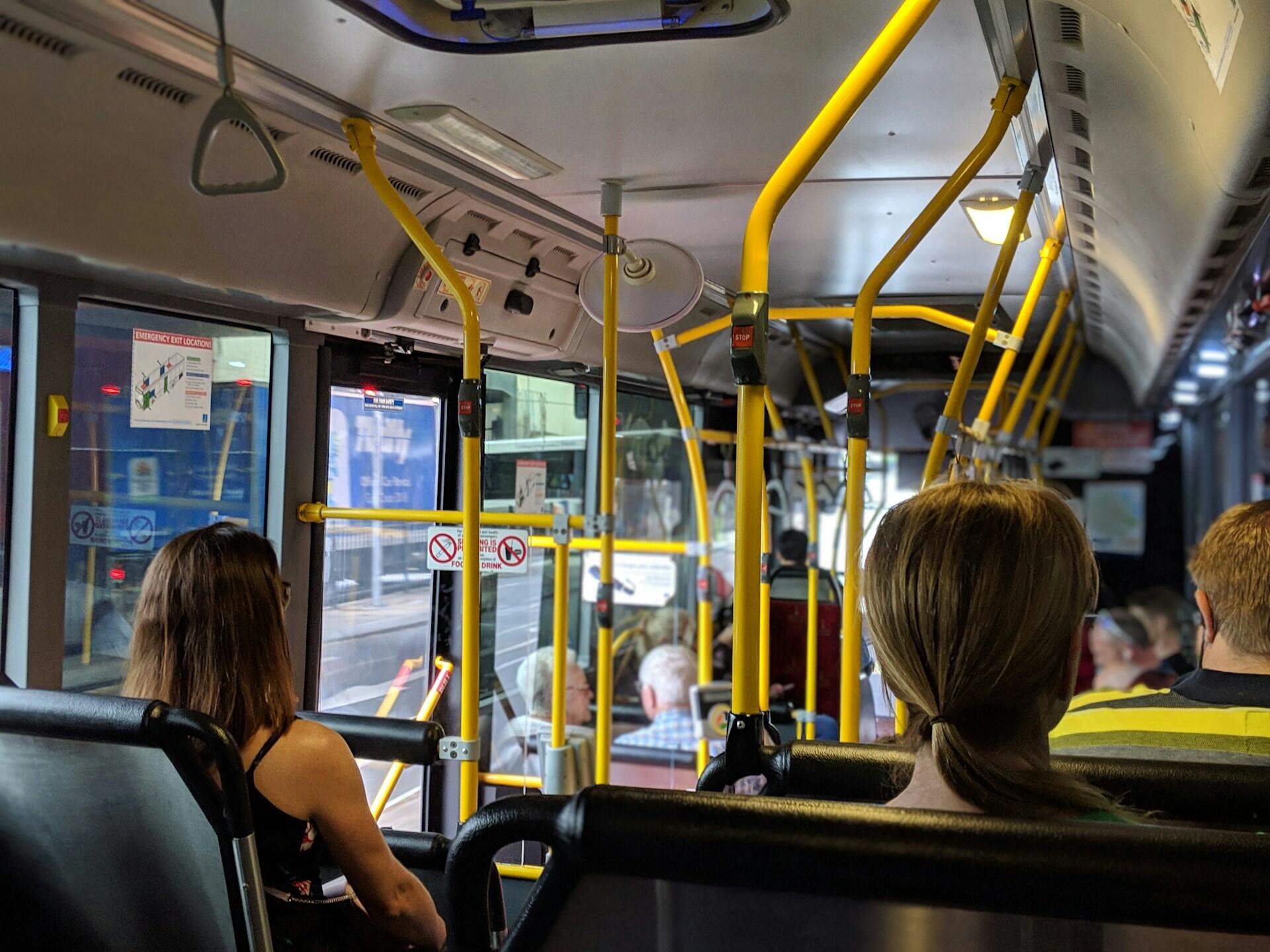 Imagem interna de um ônibus de passageiros.
