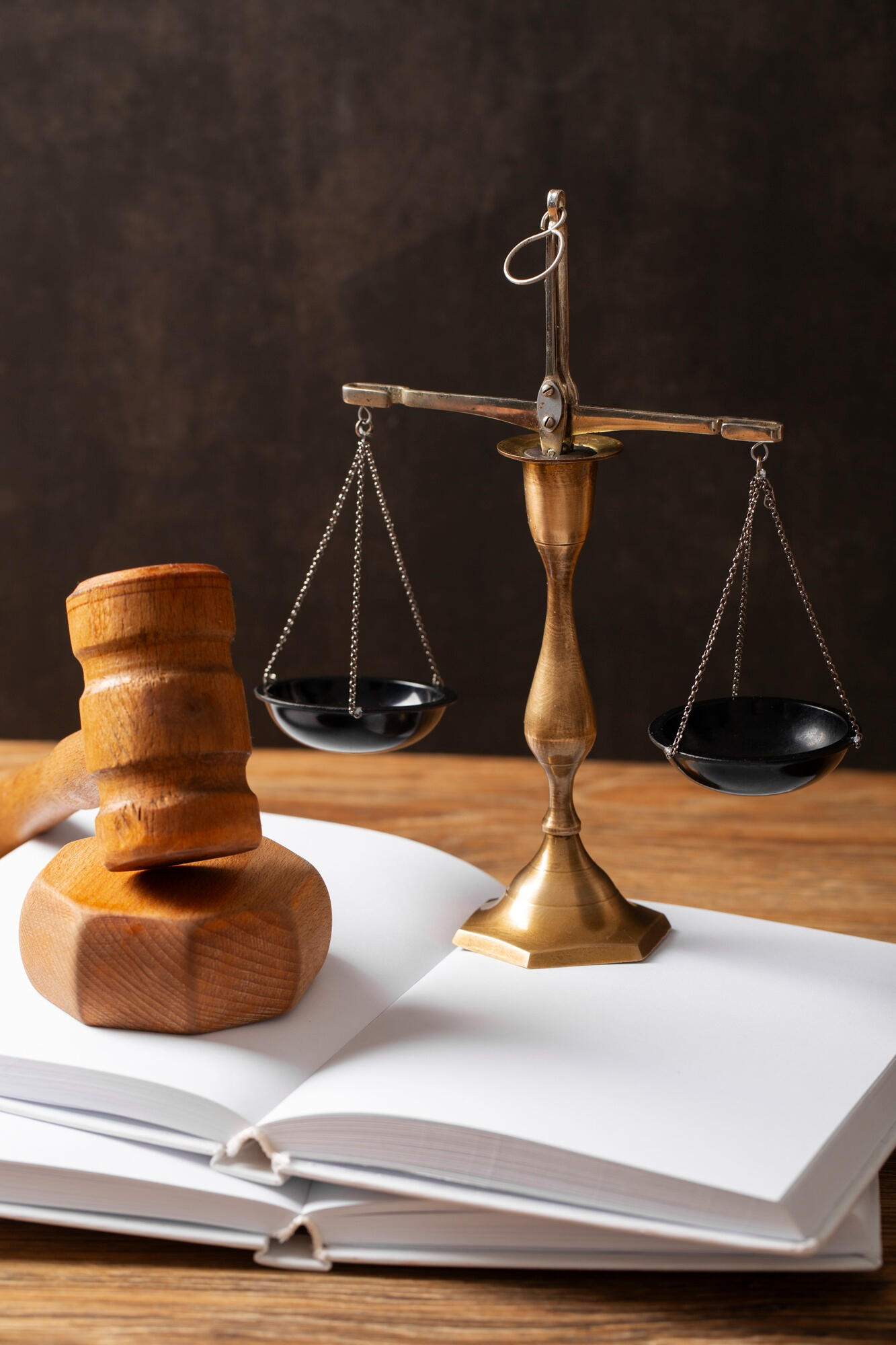 Símbolos do direito em cima de um caderno.