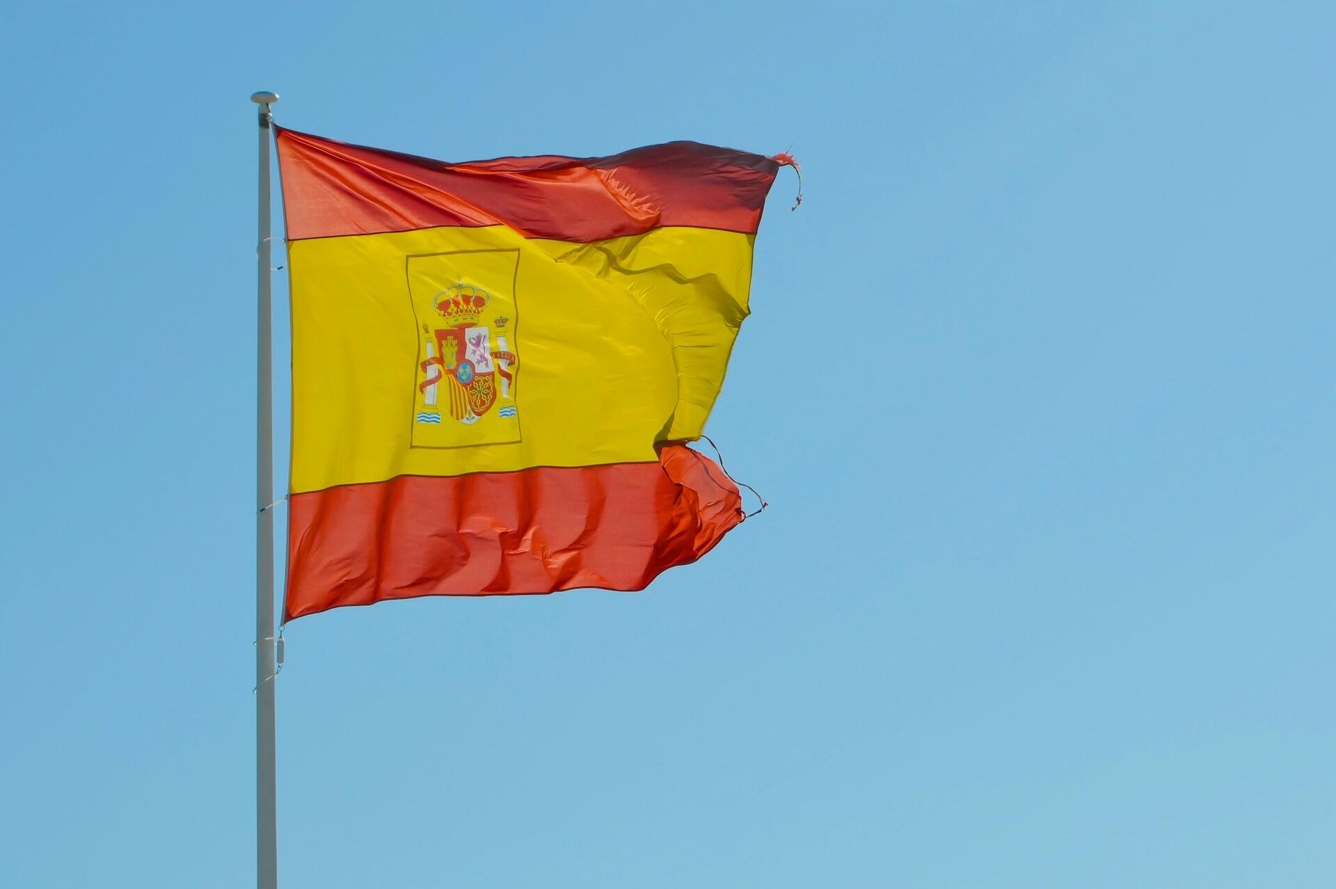 Foto da bandeira da Espanha asteada.