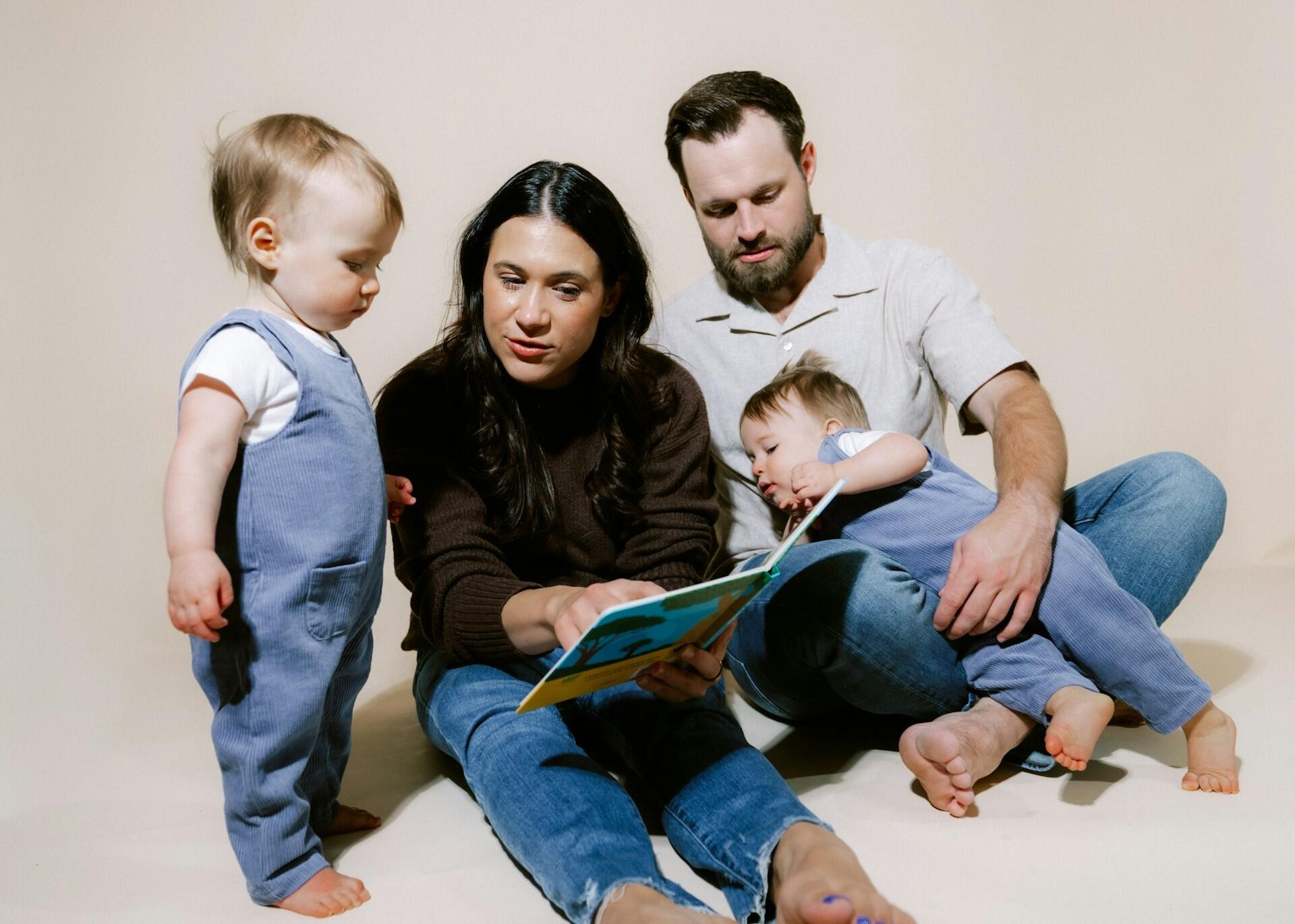 Imagem de uma família lendo um livro de histórias.