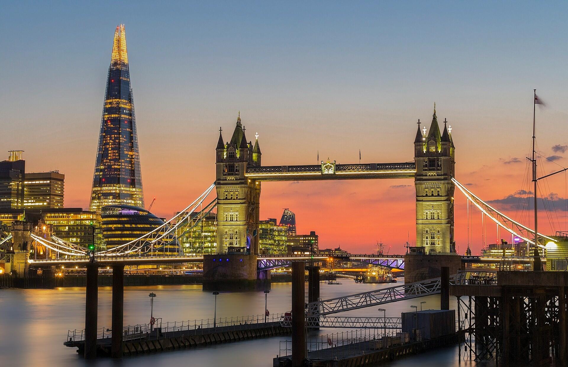 Imagem noturna da Tower Bridge em Londres