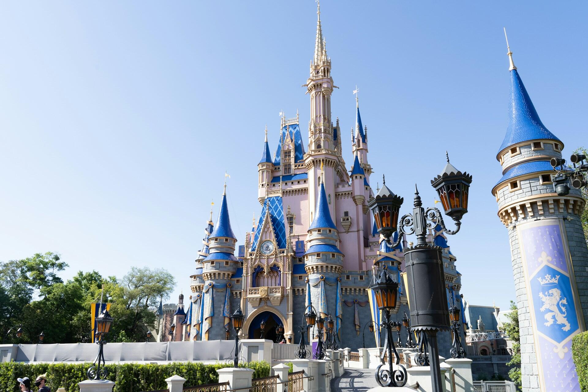 Foto do Castelo da Cinderela na Disney durante o dia.