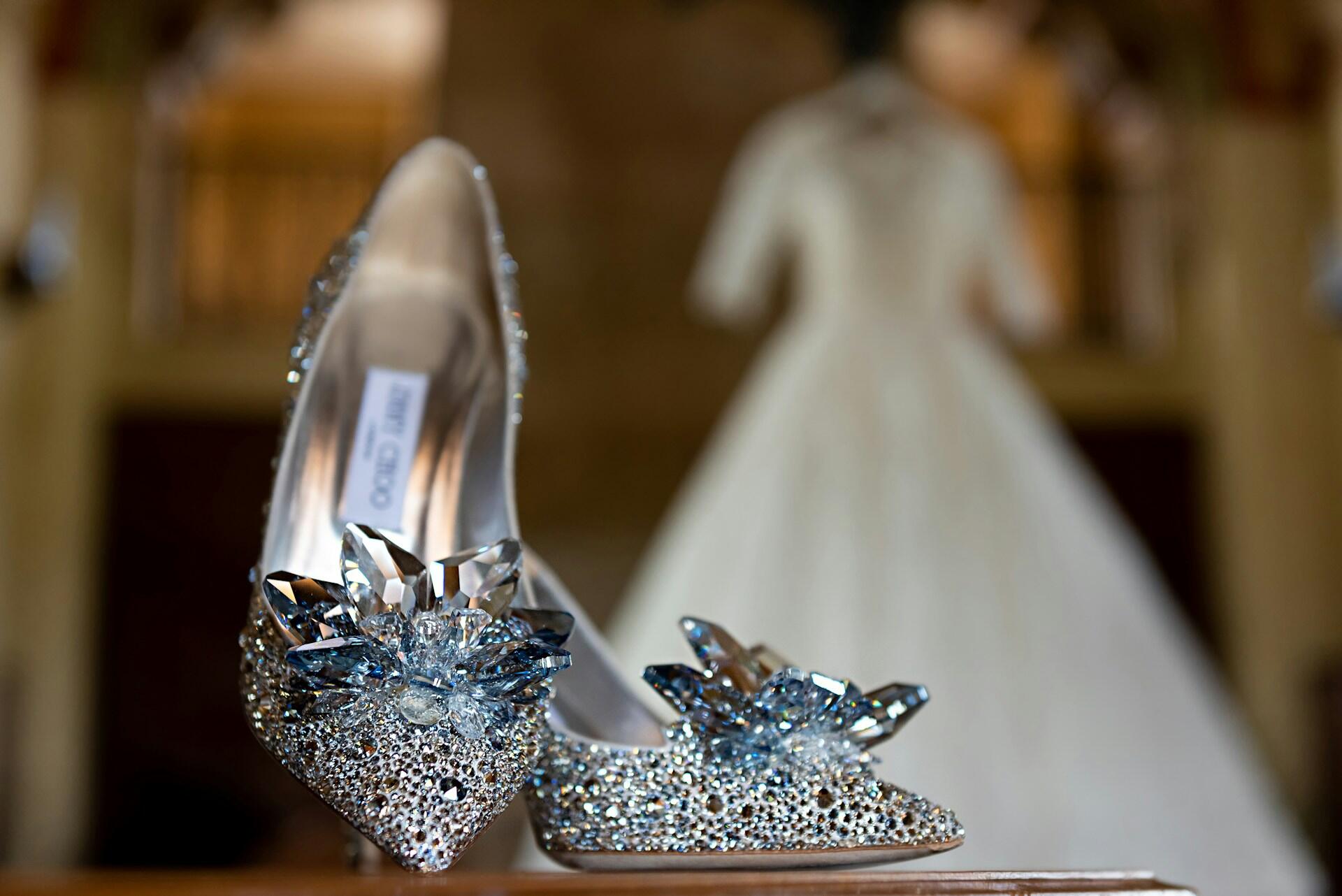 Sapato de cristal e vestido de noiva.