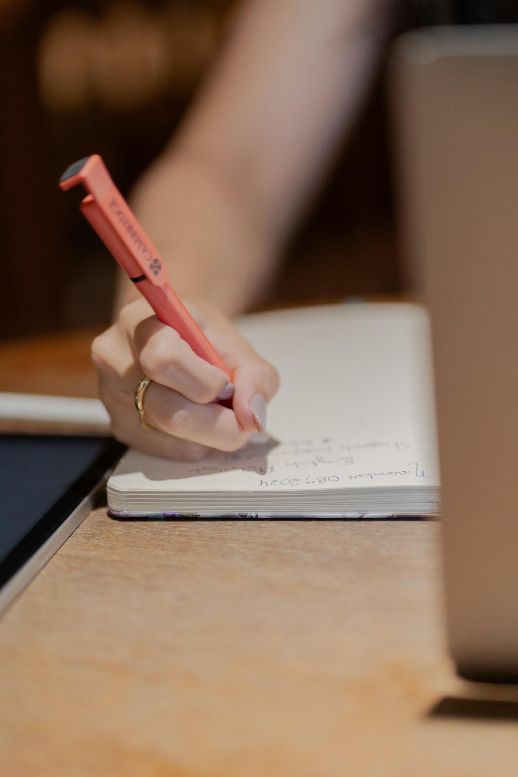 Mão escrevendo como ser pedagogo salario
