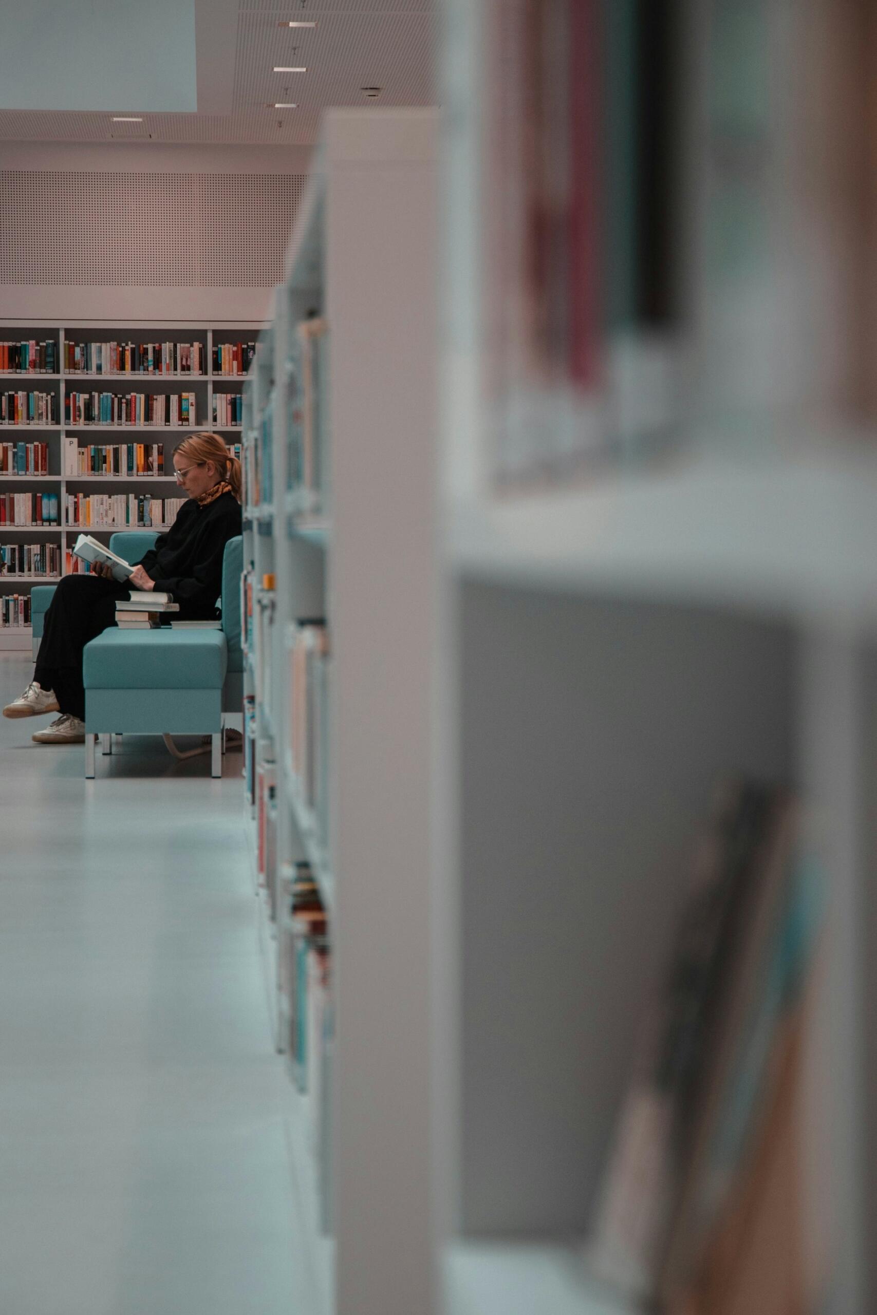 Estudante de pedagogia sentada enquanto lê um livro