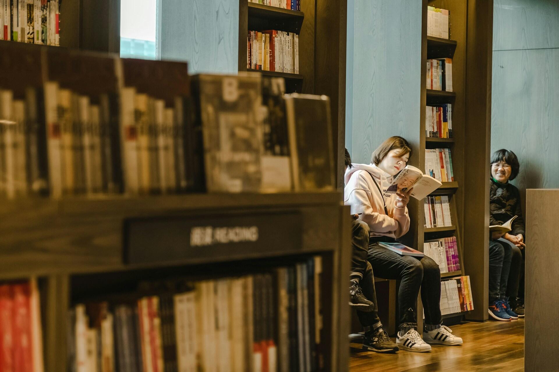 Criança em biblioteca de licenciatura em pedagogia