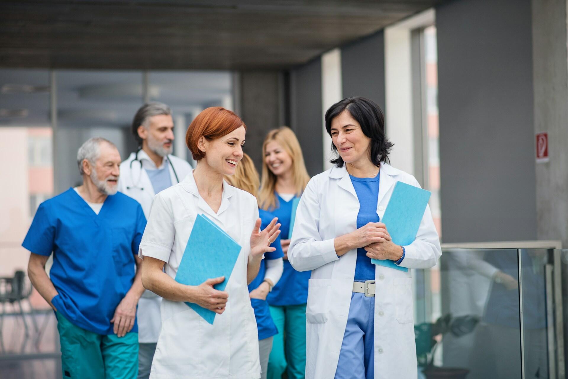 Médicos trabalhando em hospital.