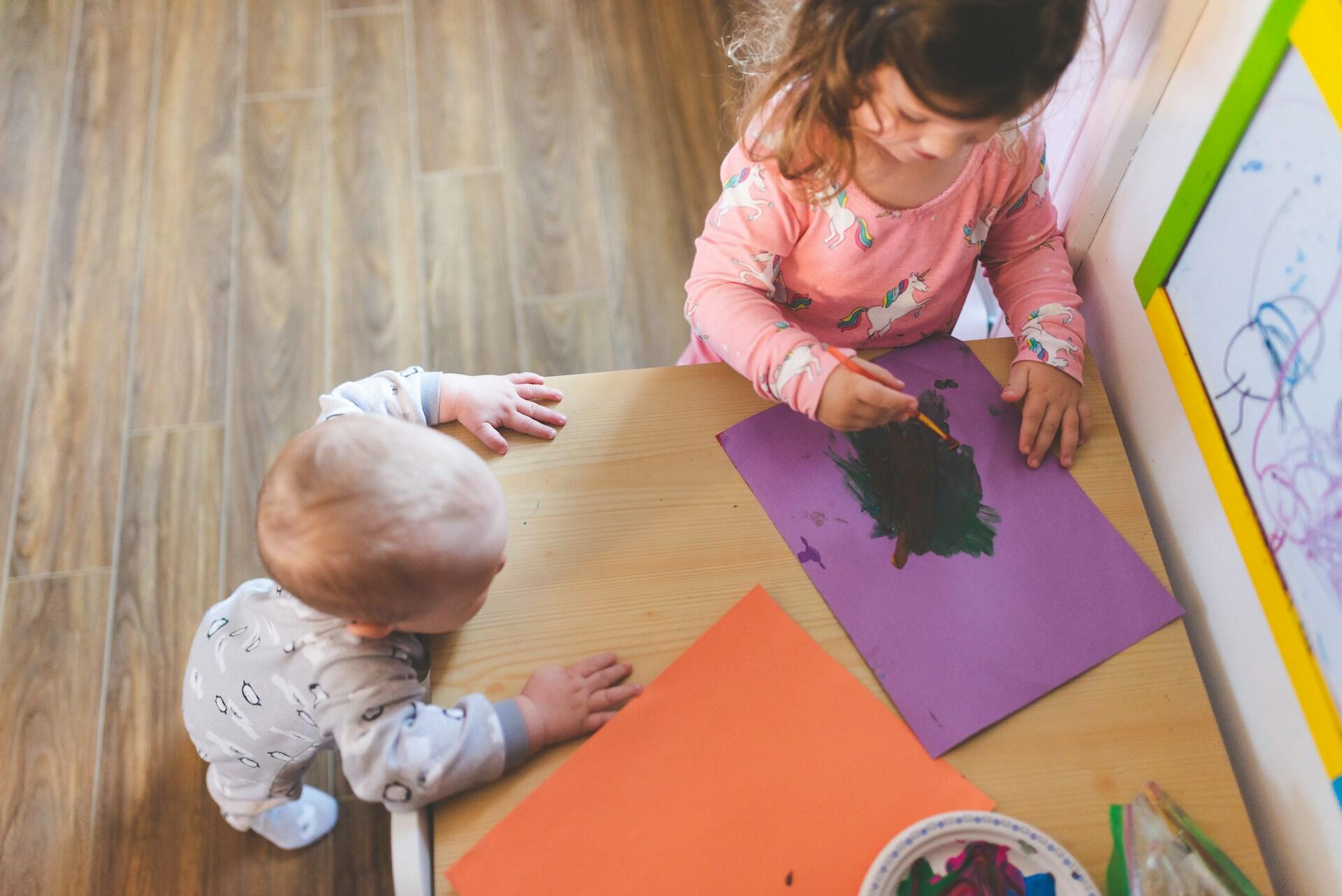 Crianças fazendo testes de Pedagogia Clínica