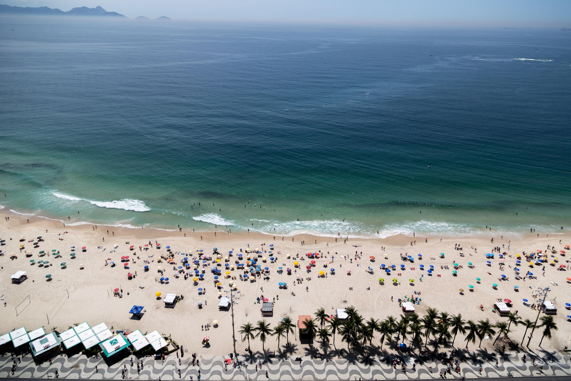 Praia de Copacabana vista de cima, orla, faixa de área e mar.
