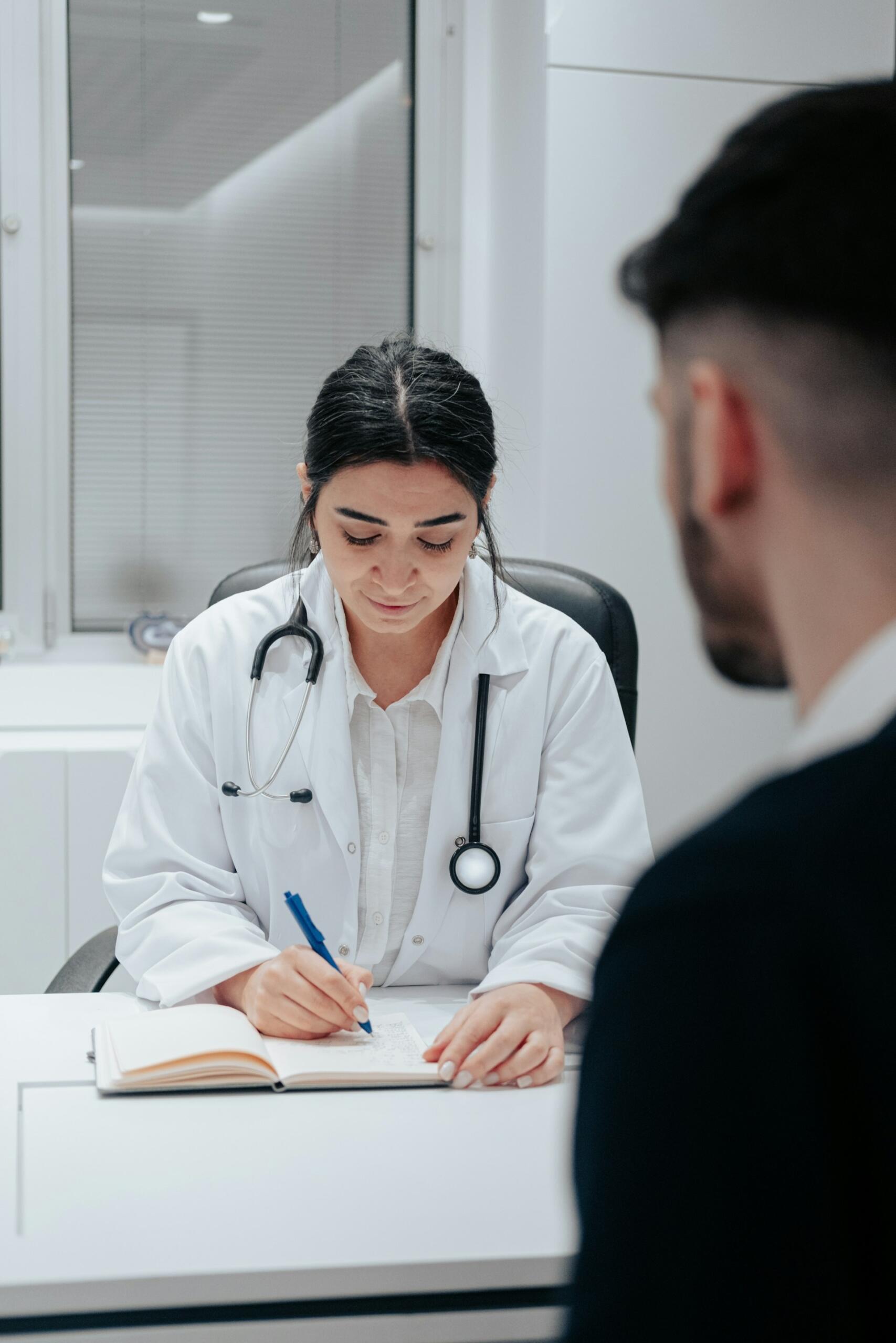 Médica durante uma consulta.
