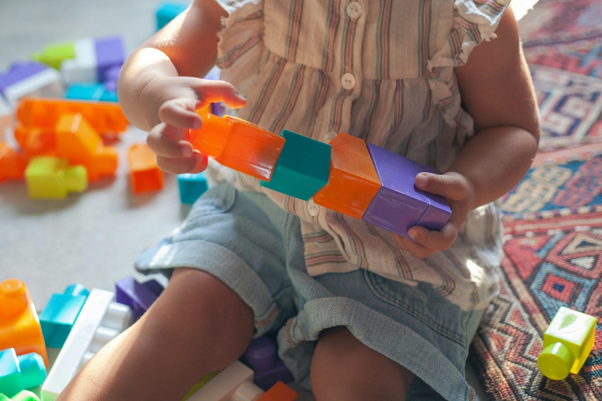 Criança brincando enquanto se estuda tipos de pedagogia