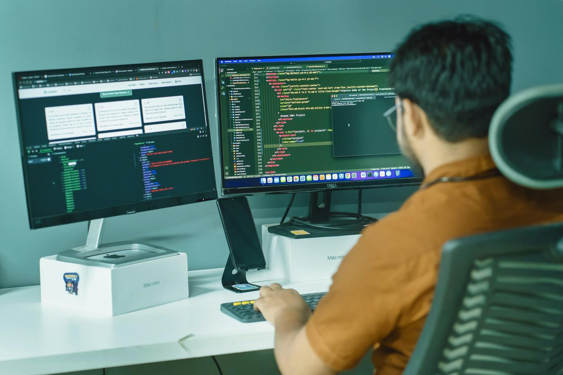 Homem na frente de computador analisando dados