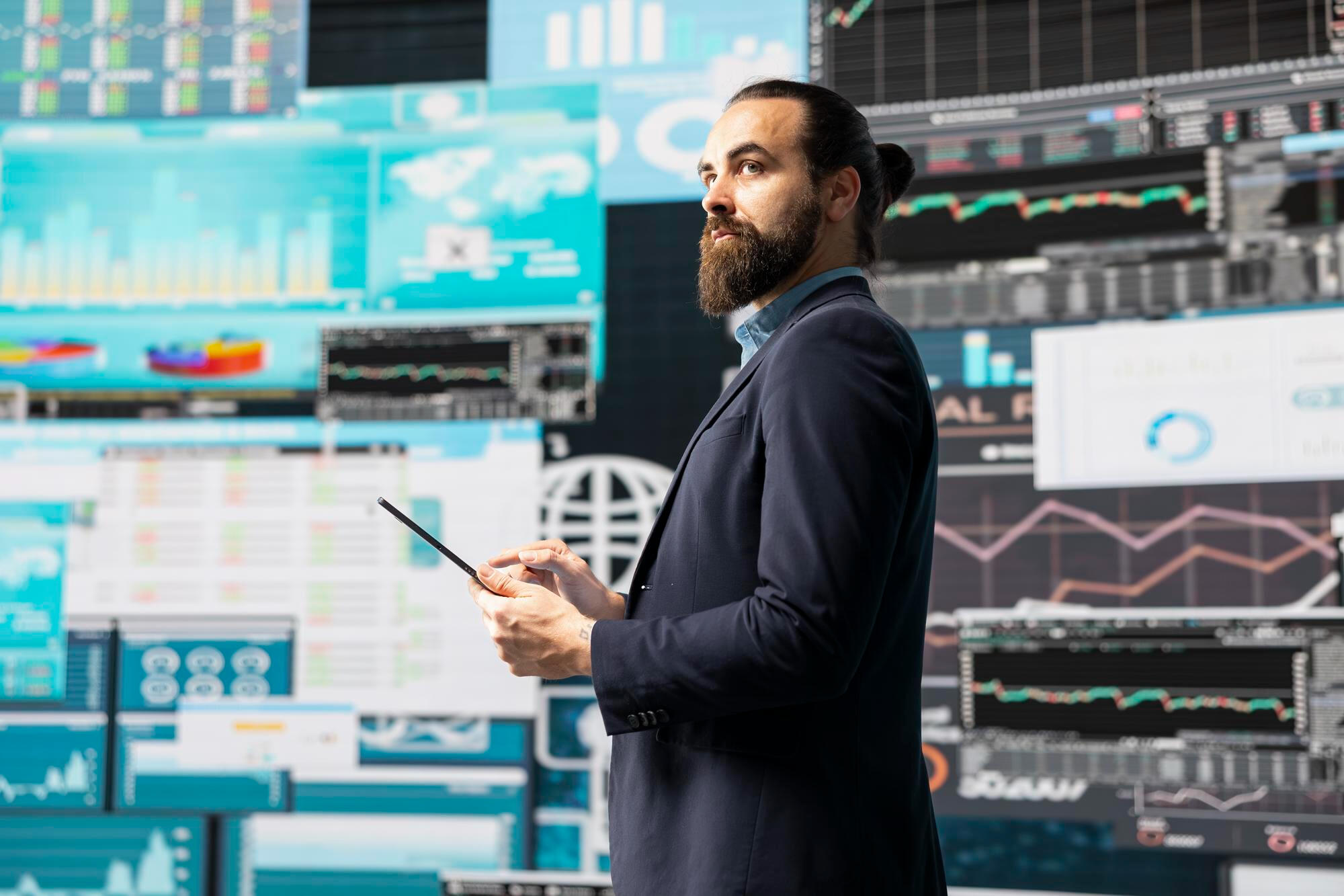 Analista de Big Data com várias telas com dados.