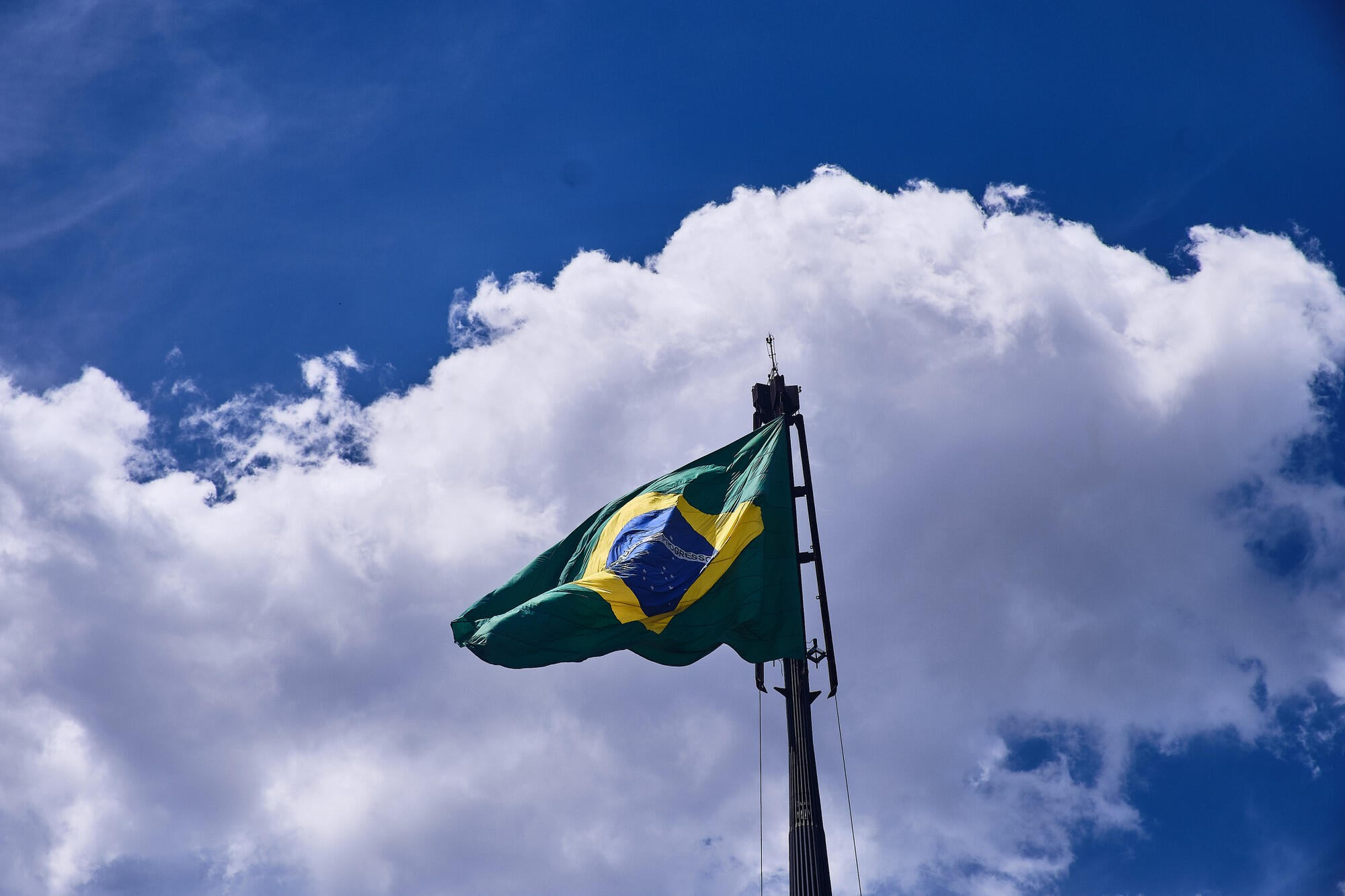 Bandeira do Brasil hasteada no céu.