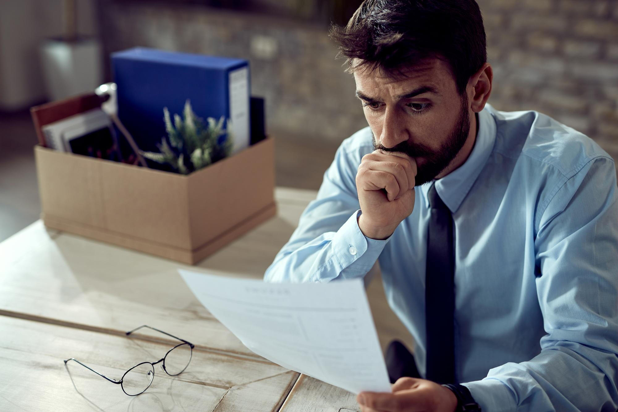 Profissional segurado a rescisão contratual nas mãos e analisando o documento.