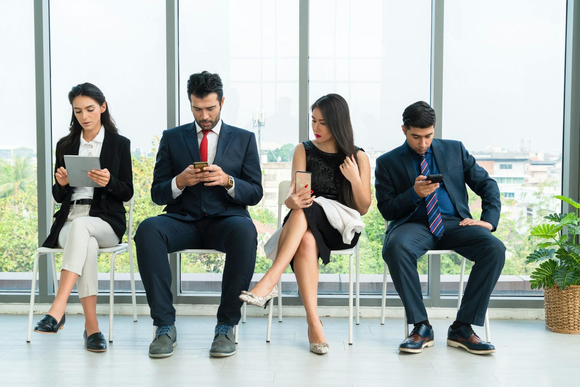 Pessoas esperando para ter uma reunião em escritório.