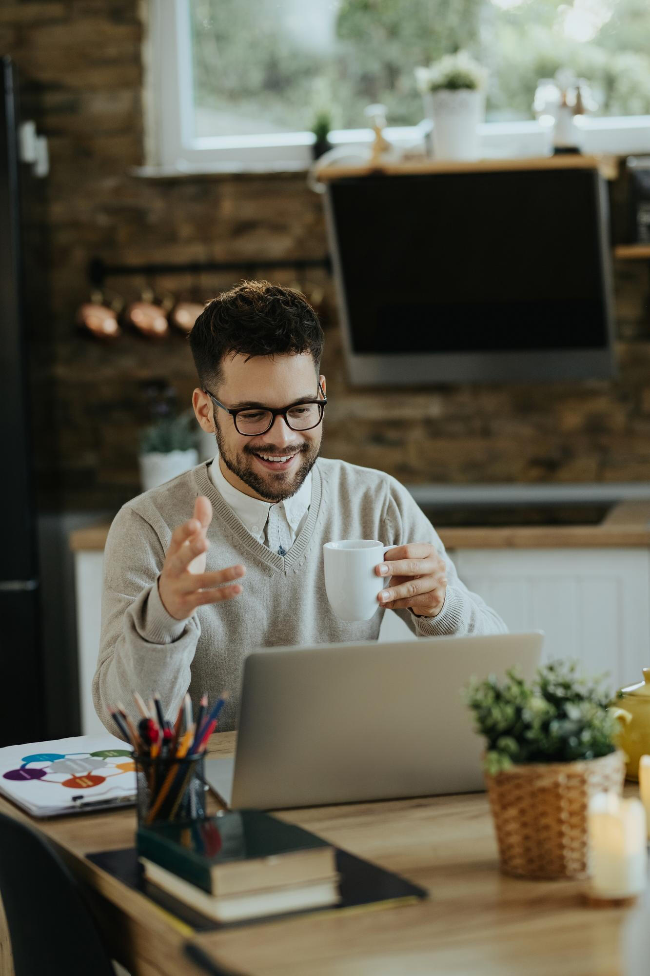 Profissional trabalhando com notebook em cima da mesa.