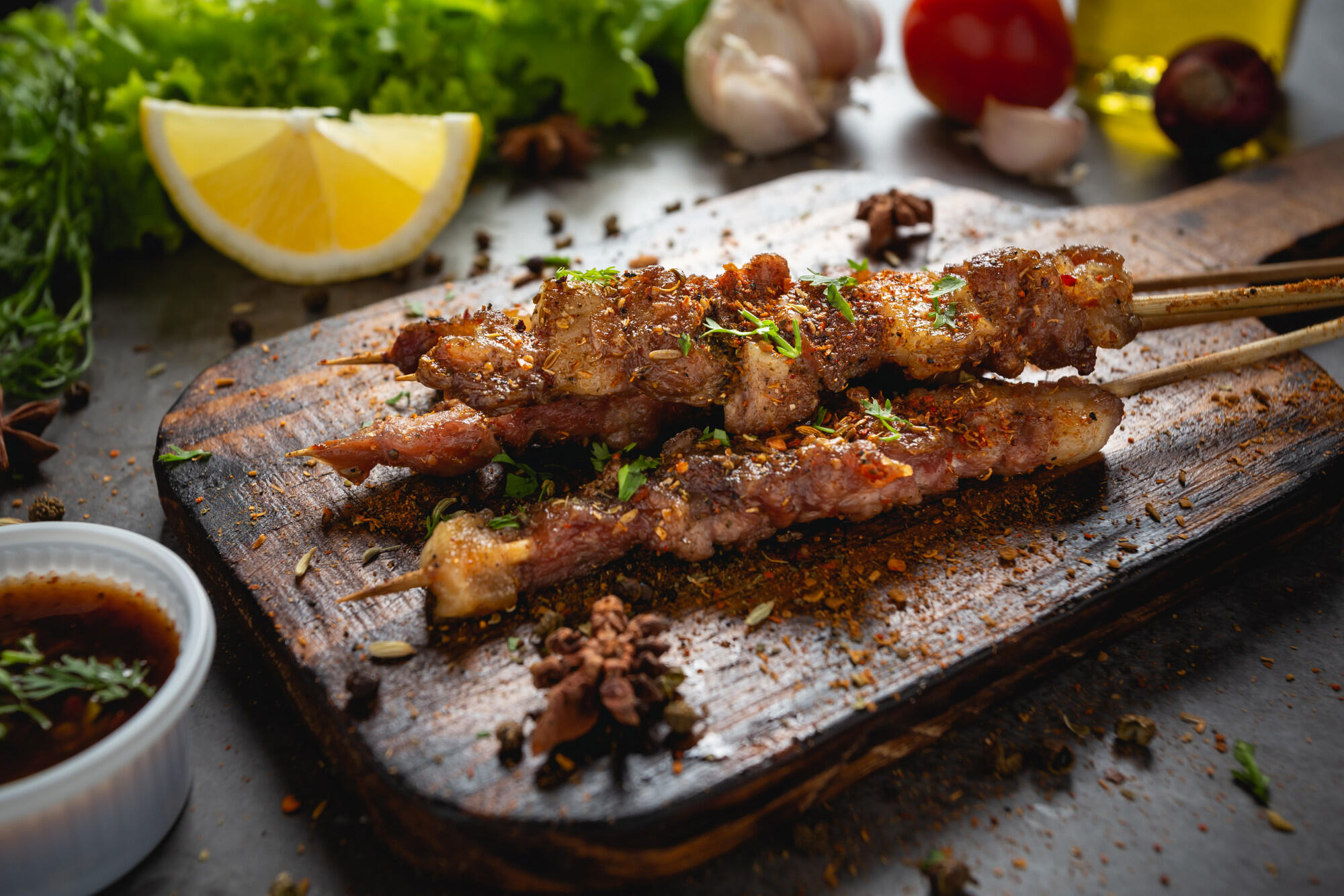 Anticucho com tempero em cima da tábua de carne. 