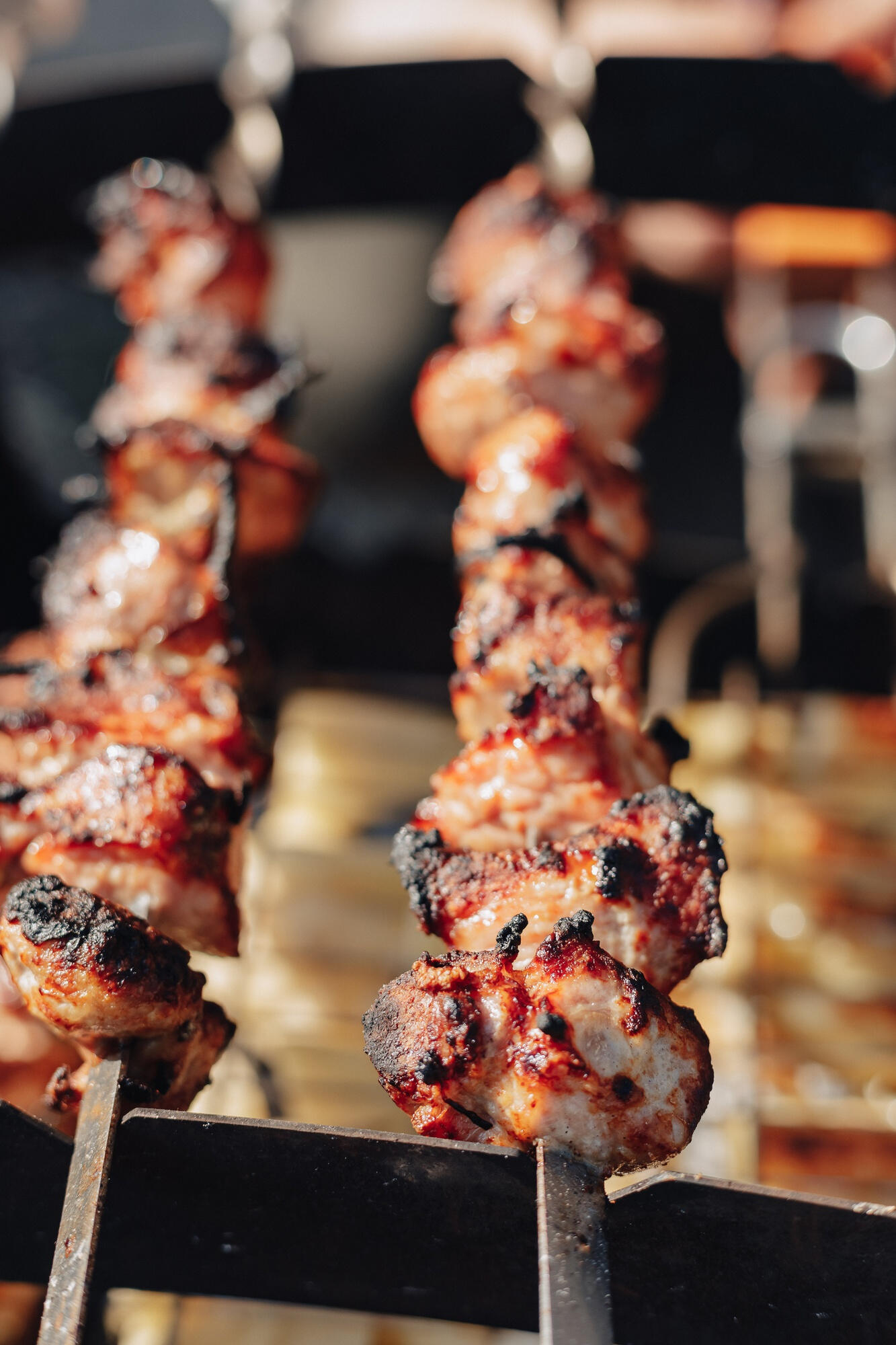 Anticuchos sendo assados.