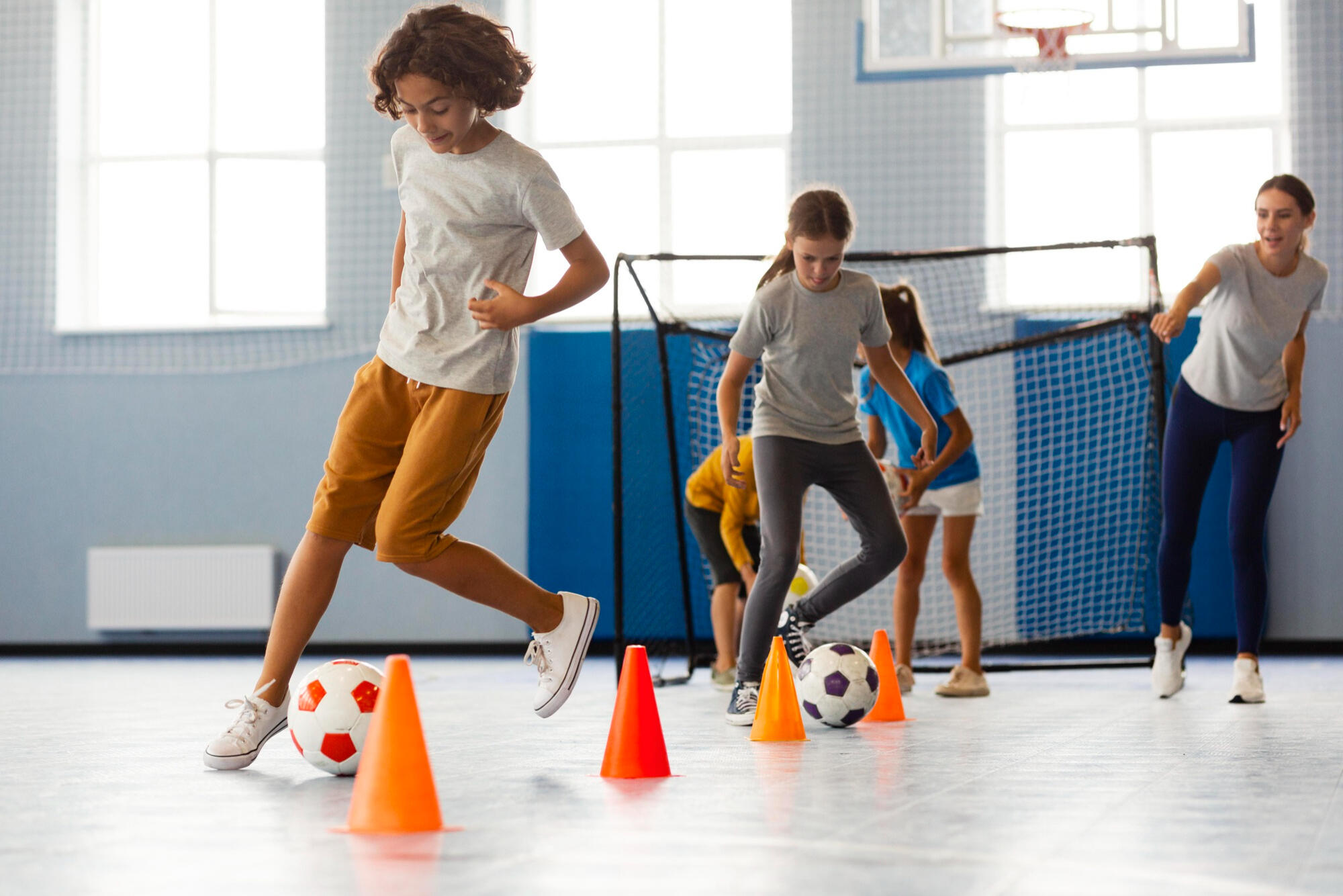 Alunos em uma aula de educação física na quadra de esportes. 