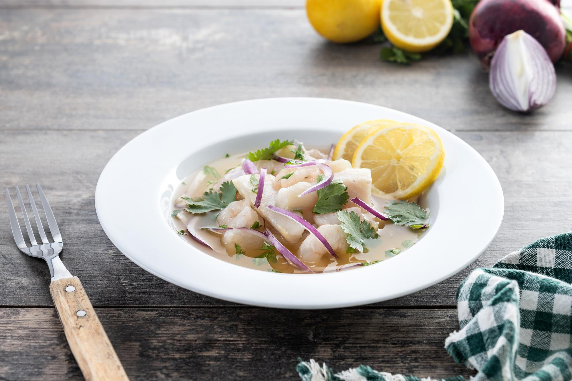 Ceviche peruano em cima da mesa de madeira.