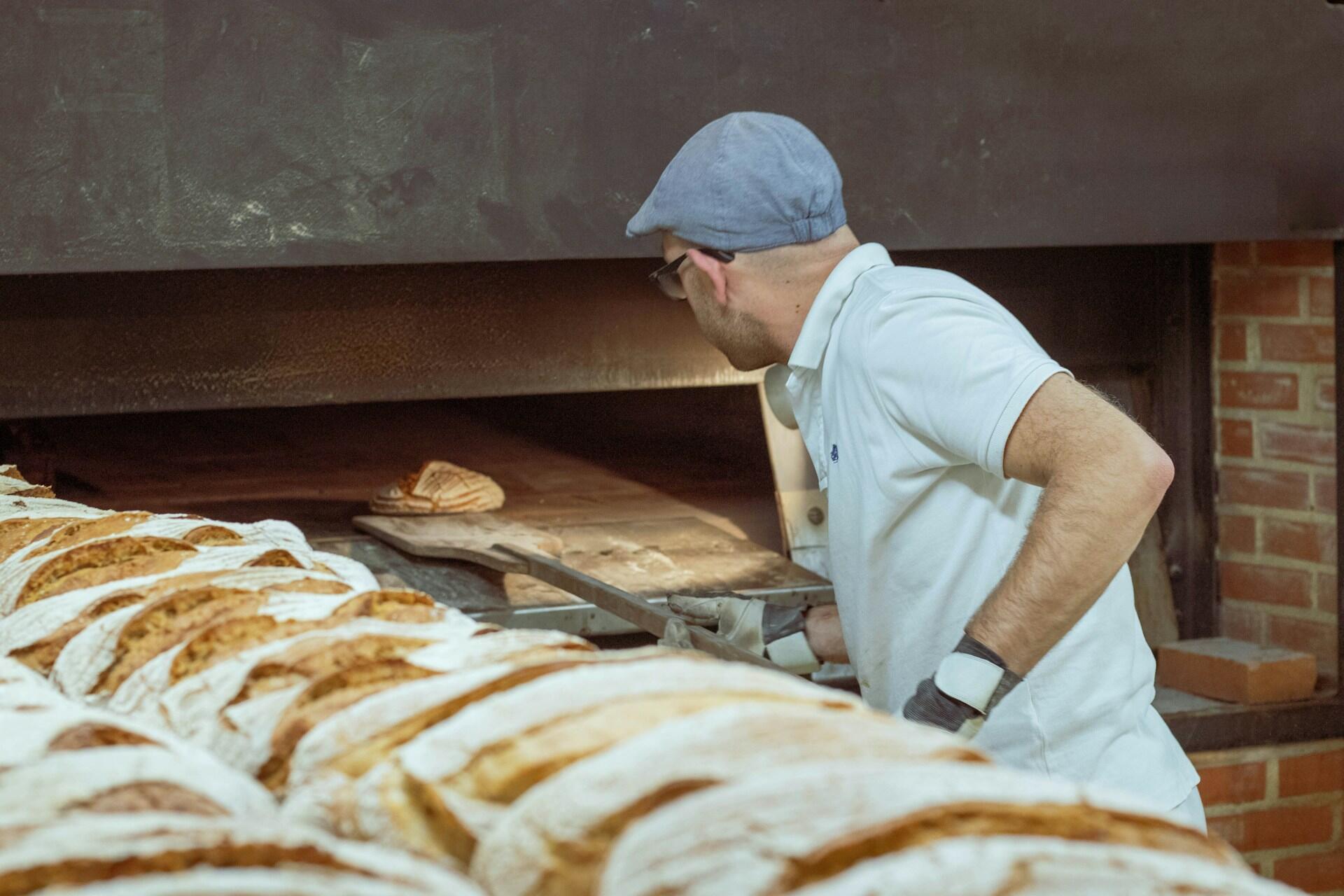 Imagem de um homem assando pães
