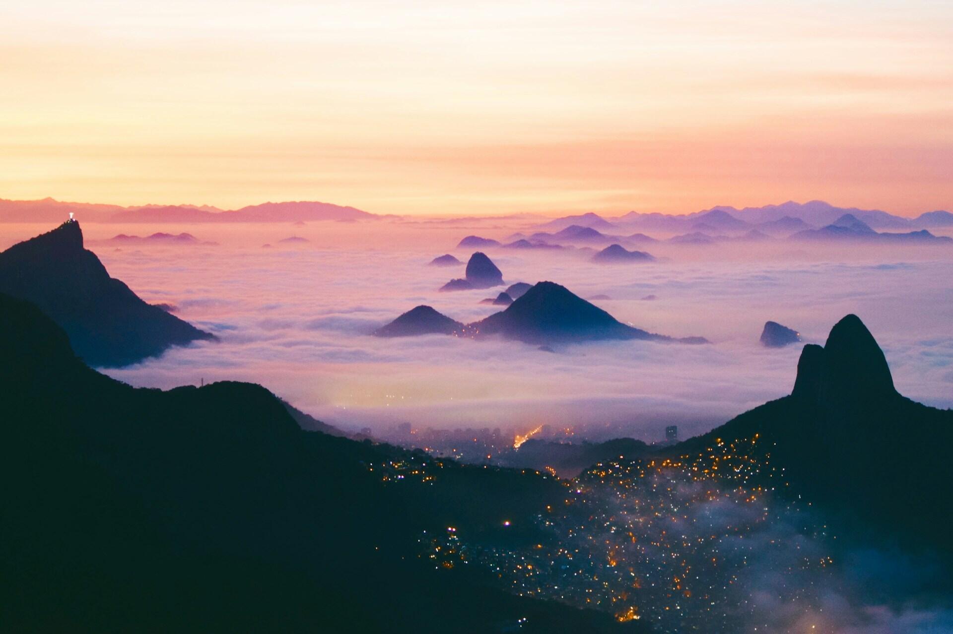 Foto de formações rochosas no Rio de Janeiro