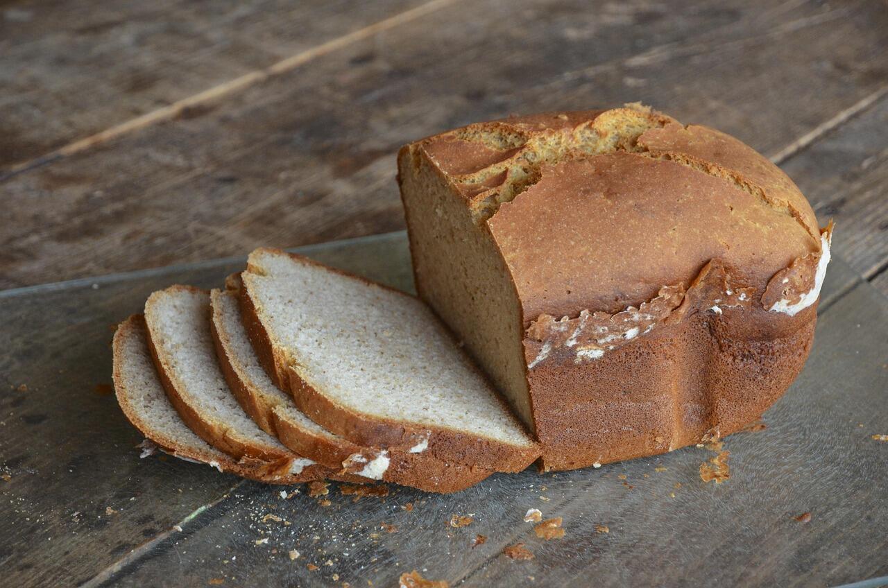 Imagem de um pão metade fatiado.