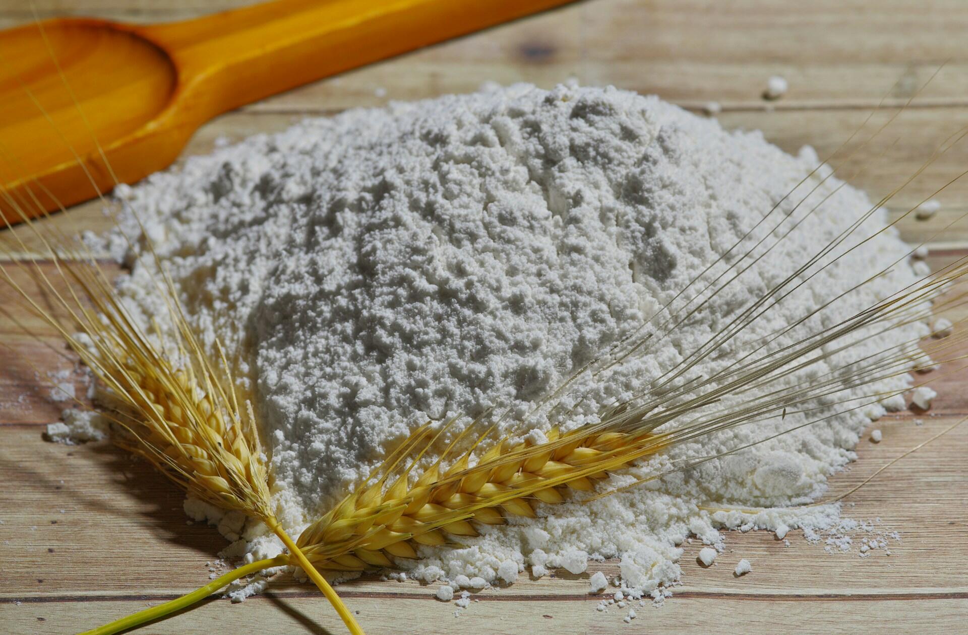 Imagem de uma farinha de trigo em uma bancada.