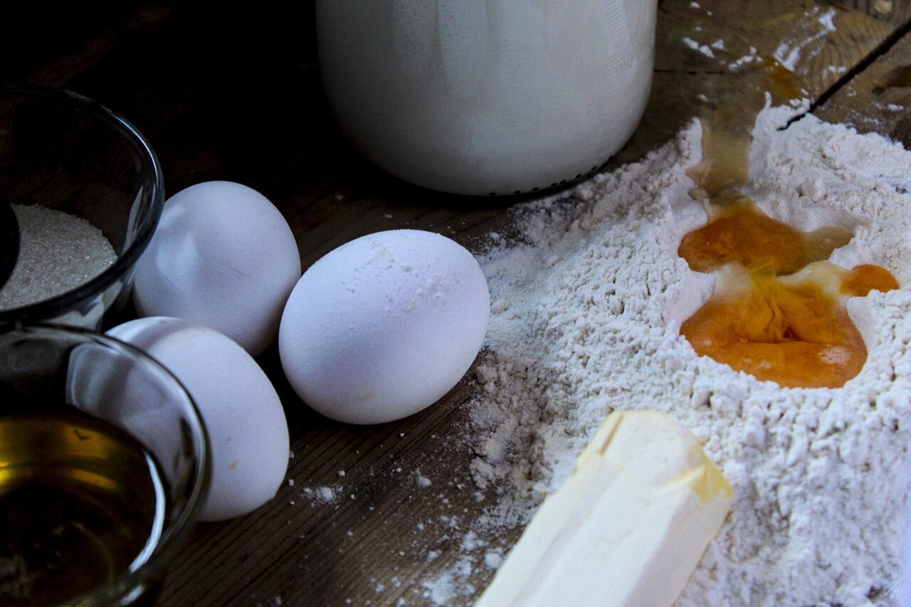 Imagem dos ingredientes do pão de leite em uma bancada