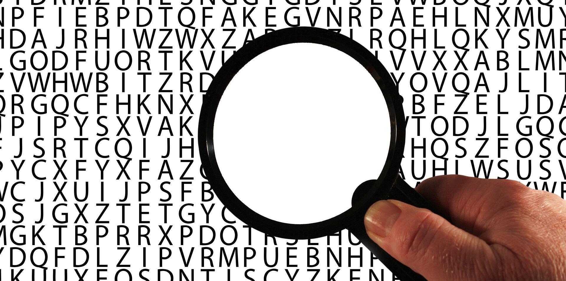 Uma lupa procurando letras.