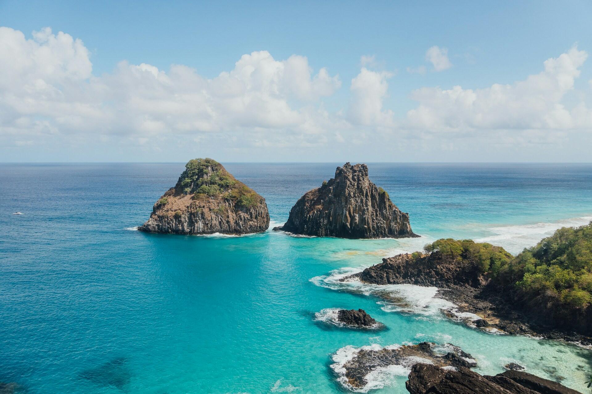 Imagem de rochas da ilha de Fernando de Noronha