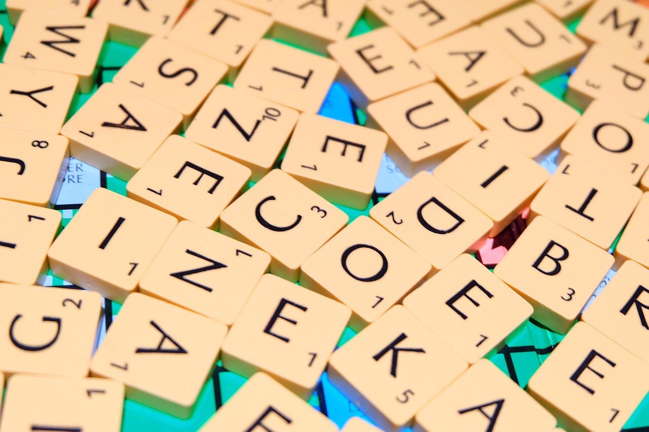 Peças com letras espalhadas em uma mesa.
