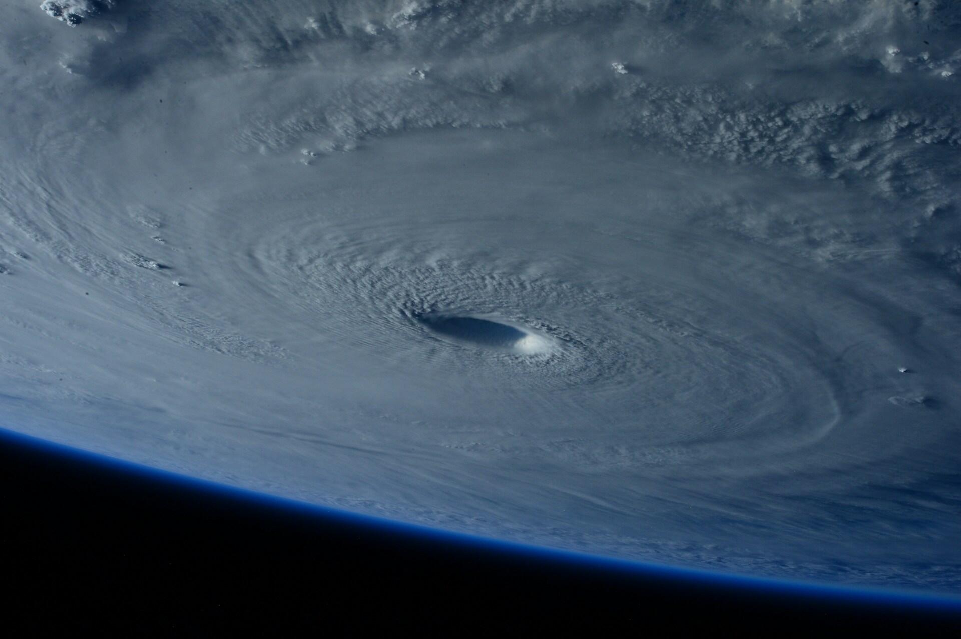Imagem de uma tempestade tropical, formando um furacão.