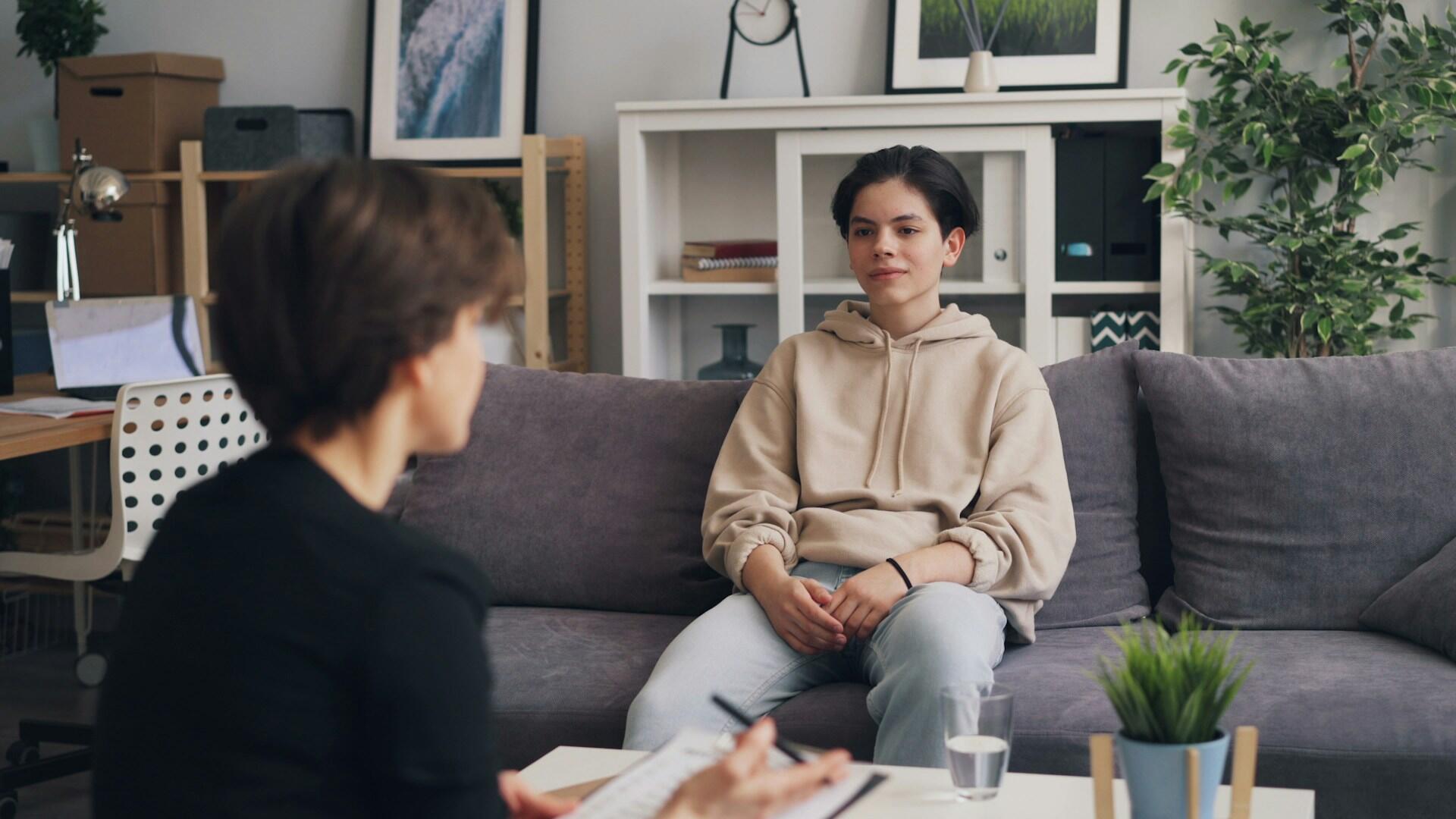 O que é neuropsicologia - mulher sentada na frente de seu paciente