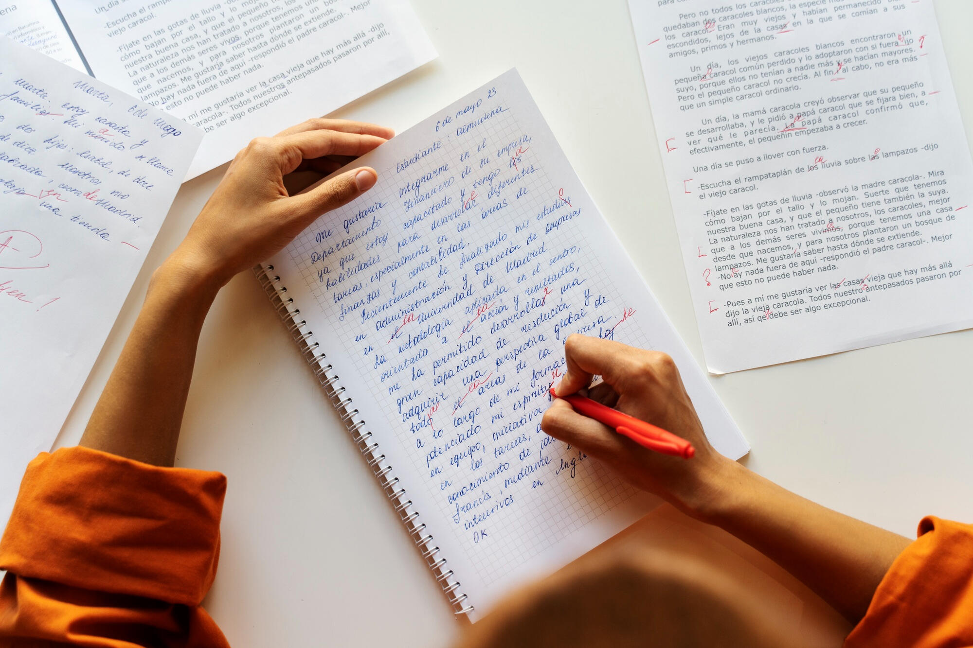 Pessoa escrevendo um texto descritivo.