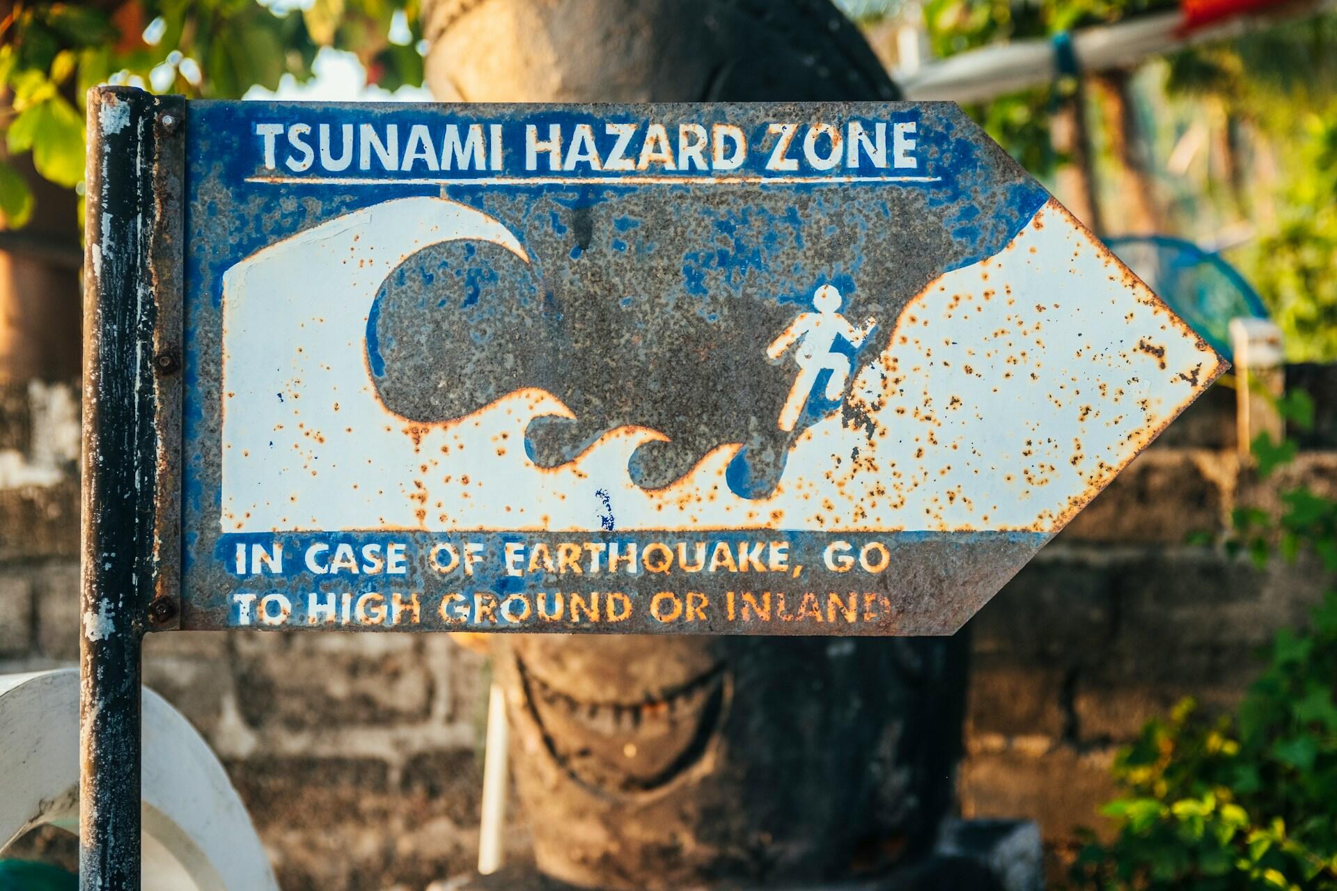 Imagem de uma placa indicando uma zona segura em caso de tsunami