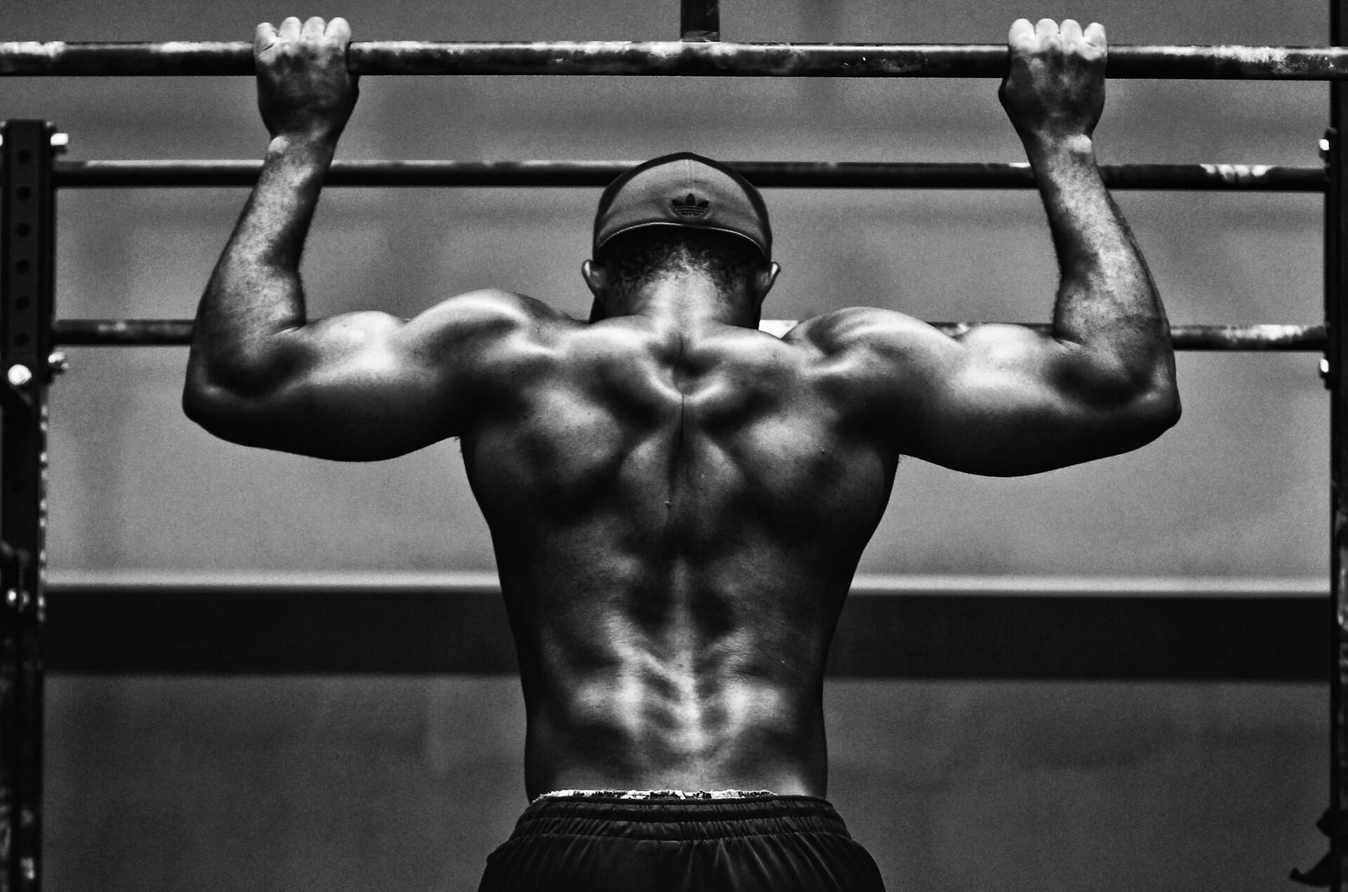 Imagem de um homem musculoso em uma barra
