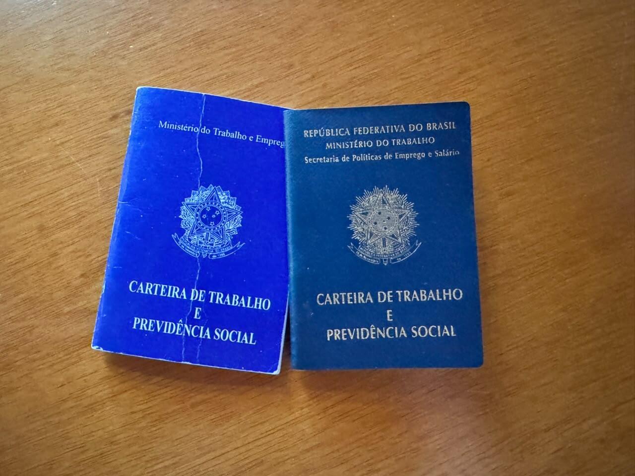 Imagem de dois modelos de carteira de trabalho