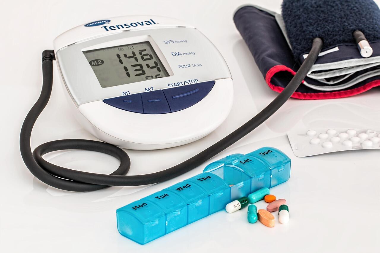 Imagem de um medidor de pressão e medicamentos