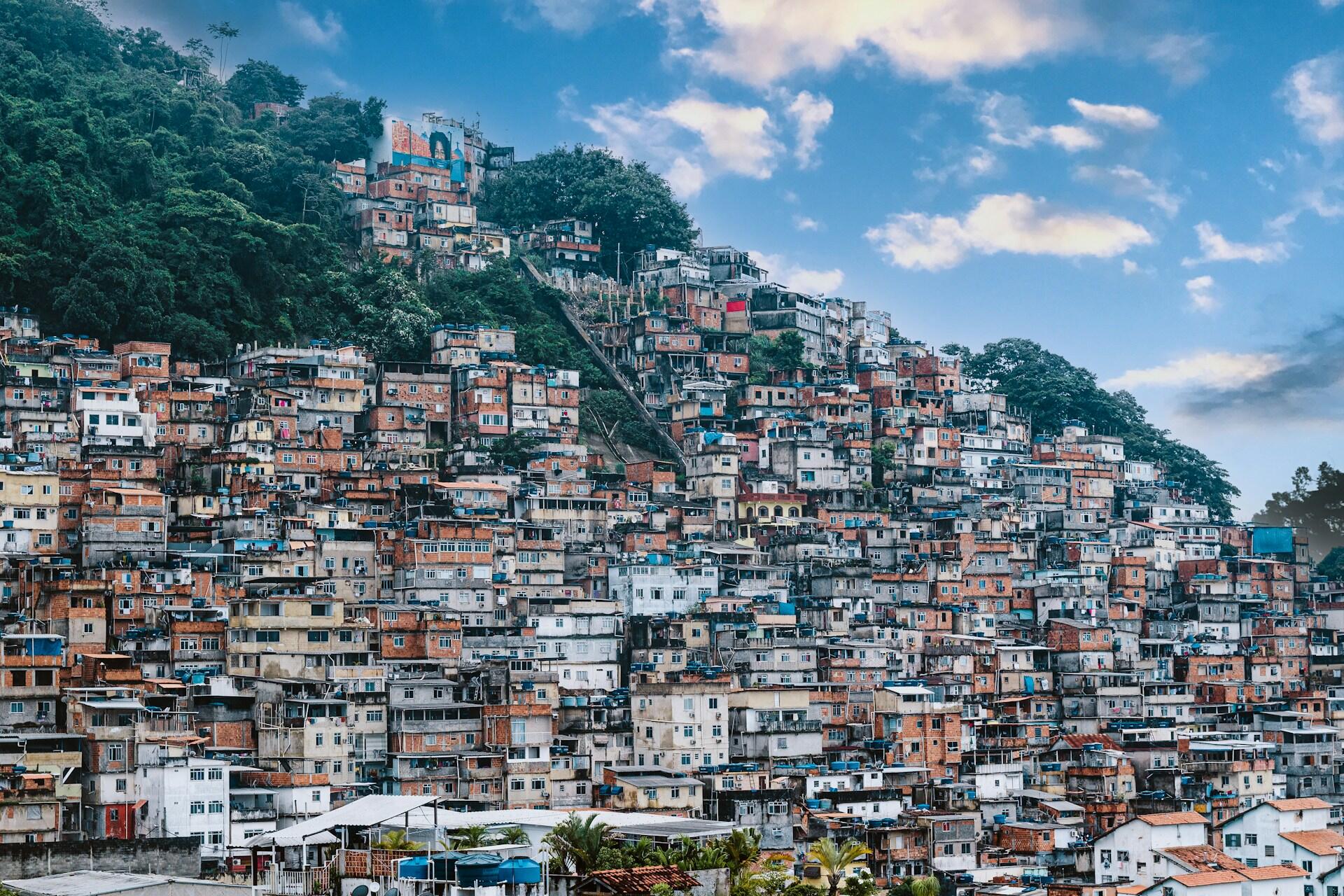 Imagem de moradias simples em uma favela do Rio de Janeiro