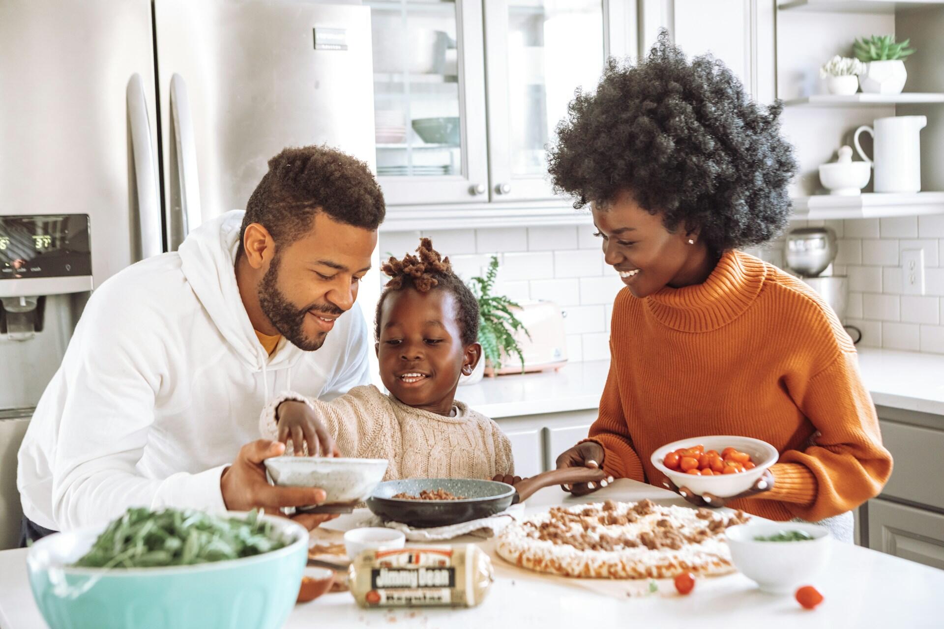 Imagem de uma família cozinhando juntos