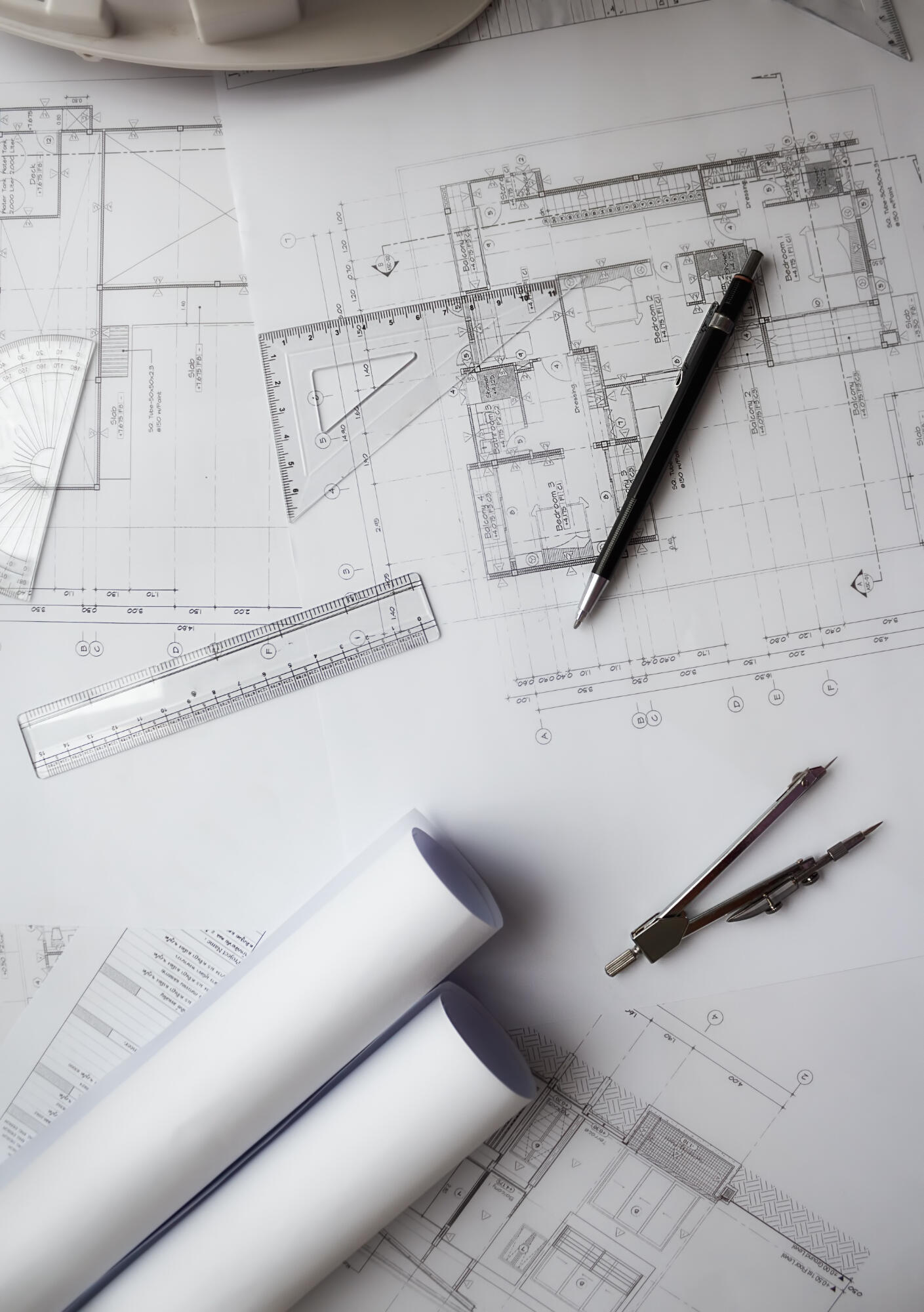 Ferramentas de arquiteto e desenho de arquitetura no papel.