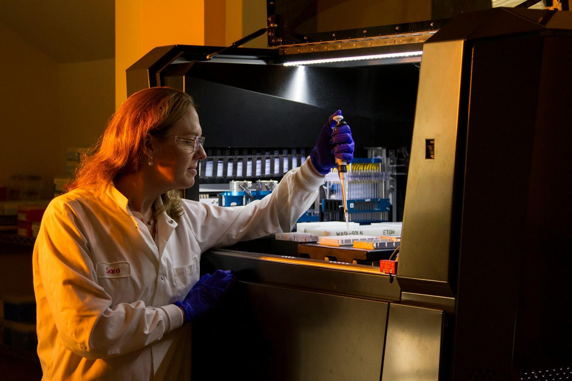 Imagem de uma cientista em um laboratório.