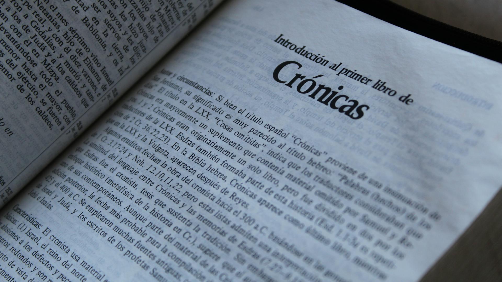Open book page featuring the introduction to the first book of Chronicles in Spanish, with detailed text annotations.
