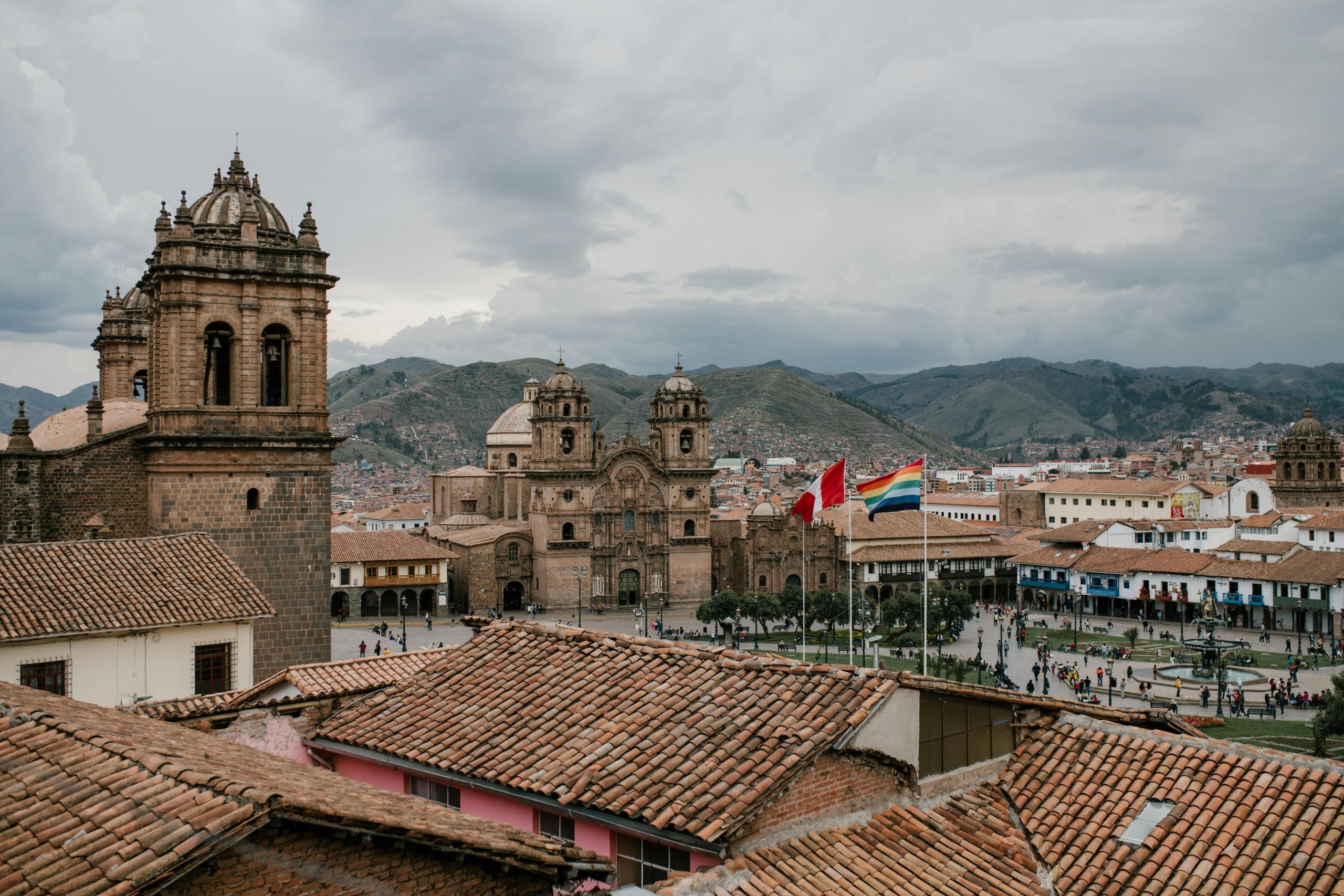 A picture of Peru with different buildings and their flag.